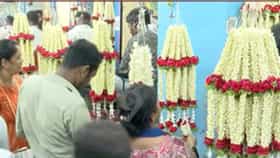 ವರಮಹಾಲಕ್ಷ್ಮೀ ಹಬ್ಬ: ಕೆಆರ್ ಮಾರ್ಕೆಟ್​ನಲ್ಲಿ ಹೂವು-ಹಣ್ಣುಗಳ ಬೆಲೆ ಗಗನಕ್ಕೆ