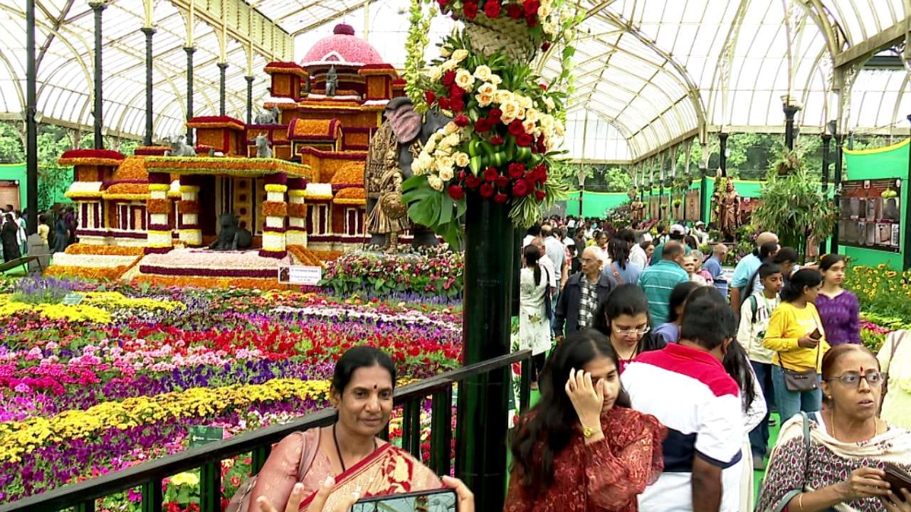 ಗಂಗರ ಆಡಳಿತ, ಚೋಳರ ಇತಿಹಾಸ ಹಾಗೂ ಕಾವೇರಿ ತೀರದ ಹೋರಾಟಗಳ ವಿಷಯಾಧಾರಿತವಾಗಿ ವಿನ್ಯಾಸಗೊಂಡಿರುವ ಈ ಬಾರಿಯ ಮನಮೋಹಕ ಫಲಪುಷ್ಪ ಪ್ರದರ್ಶನವನ್ನು, ಸಿಲಿಕಾನ್ ಸಿಟಿ ಮಂದಿ ಜಿಟಿ ಜಿಟಿ ಮಳೆಯ ನಡುವೆಯೂ ಕಣ್ತುಂಬಿಕೊಳ್ಳುತ್ತಿದ್ದಾರೆ.