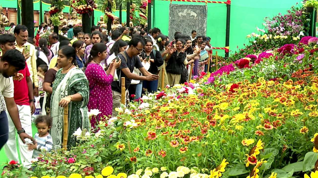 ಲಾಲ್ಬಾಗ್ ಫಲಪುಷ್ಪ ಪ್ರದರ್ಶನವು ಜನರನ್ನು ಸೆಳೆಯುತ್ತಿದ್ದು, ಪ್ರದರ್ಶನ ಆರಂಭವಾದ ಕೇವಲ ಎರಡೇ ದಿನಗಳಲ್ಲಿ ಬರೋಬ್ಬರಿ 60 ಸಾವಿರಕ್ಕೂ ಹೆಚ್ಚು ಜನರು ವೀಕ್ಷಣೆ ಮಾಡಿದ್ದಾರೆ.