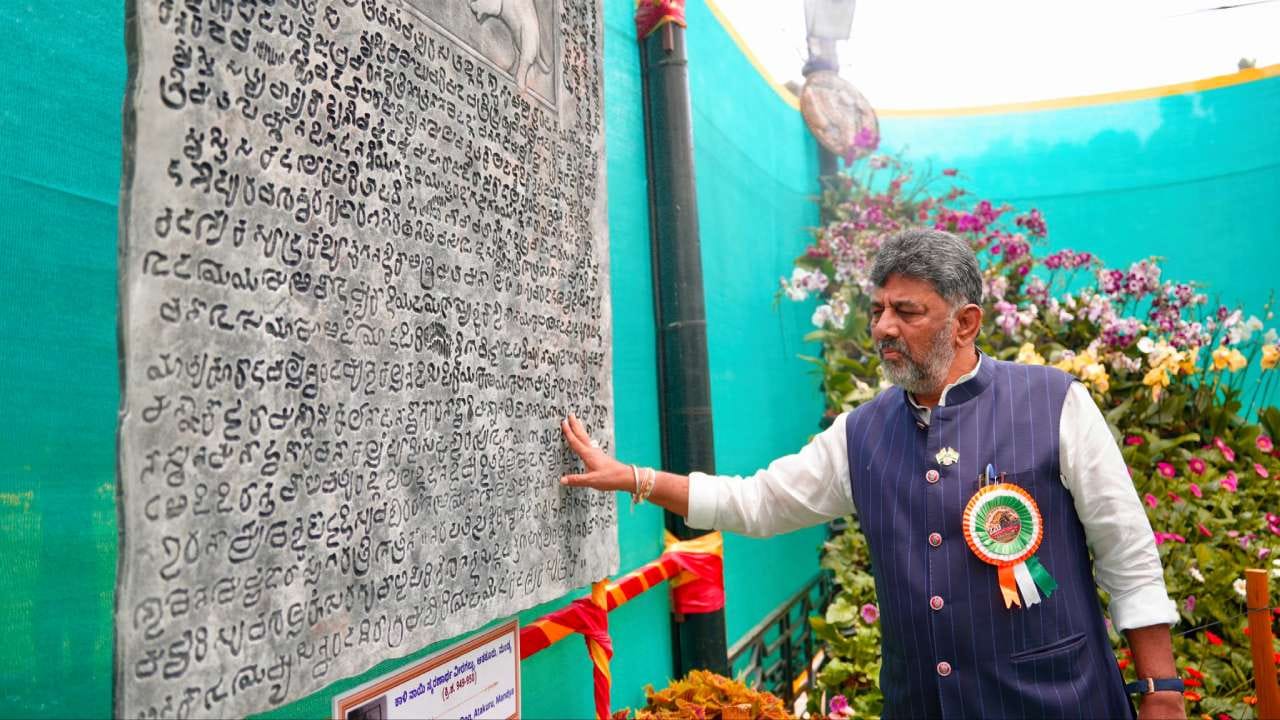 ಕೆಂಪೇಗೌಡರು ಬೆಂಗಳೂರು ಕಟ್ಟಿದರೆ, ಹೈದರಾಲಿ ಹಾಗೂ ಬ್ರಿಟಿಷರು ಲಾಲ್ಬಾಗ್ ಅಭಿವೃದ್ಧಿಪಡಿಸಿದರು ಎಂದ ಸಿಎಂ, ನಗರದಾದ್ಯಂತ ಹಸಿರು ವಲಯ ಹೆಚ್ಚಿಸಲು ಸರ್ಕಾರ ಸಂಪೂರ್ಣವಾಗಿ ಬದ್ಧವಾಗಿದೆ ಎಂದು ತಿಳಿಸಿದರು.