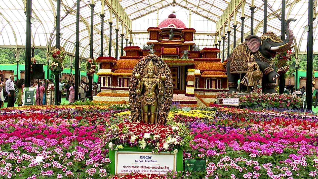 ಬೆಂಗಳೂರಿನಲ್ಲಿ ಲಾಲ್ಬಾಗ್ ಮಾದರಿಯಲ್ಲೇ ಮೂರು ಬೃಹತ್ ಉದ್ಯಾನವನಗಳನ್ನು ನಿರ್ಮಿಸಲು ಜಾಗ ಗುರುತಿಸಲಾಗಿದ್ದು, ಈ ಸಂಬಂಧ ಕೇಂದ್ರ ರಕ್ಷಣಾ ಸಚಿವರು ಹಾಗೂ ಅರಣ್ಯ ಇಲಾಖೆ ಅಧಿಕಾರಿಗಳ ಜೊತೆ ಶೀಘ್ರದಲ್ಲೇ ಮಾತುಕತೆ ನಡೆಸಲಾಗುವುದು ಎಂದಿದ್ದಾರೆ.