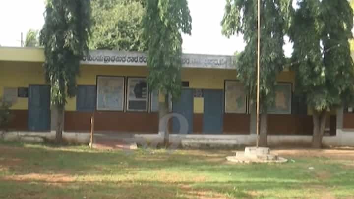 ಸದ್ದಿಲ್ಲದೆ ಸರ್ಕಾರಿ ಕನ್ನಡ ಶಾಲೆಗೆ ಬೀಗ?: ಗದಗದ ಕೆಂಚಲಾಪೂರದಲ್ಲಿ 5 ದಿನಗಳಿಂದ ಸ್ಕೂಲ್ ಕ್ಲೋಸ್! ಸದ್ದಿಲ್ಲದೆ ಸರ್ಕಾರಿ ಕನ್ನಡ ಶಾಲೆಗೆ ಬೀಗ?: ಗದಗದ ಕೆಂಚಲಾಪೂರದಲ್ಲಿ 5 ದಿನಗಳಿಂದ ಸ್ಕೂಲ್ ಕ್ಲೋಸ್!