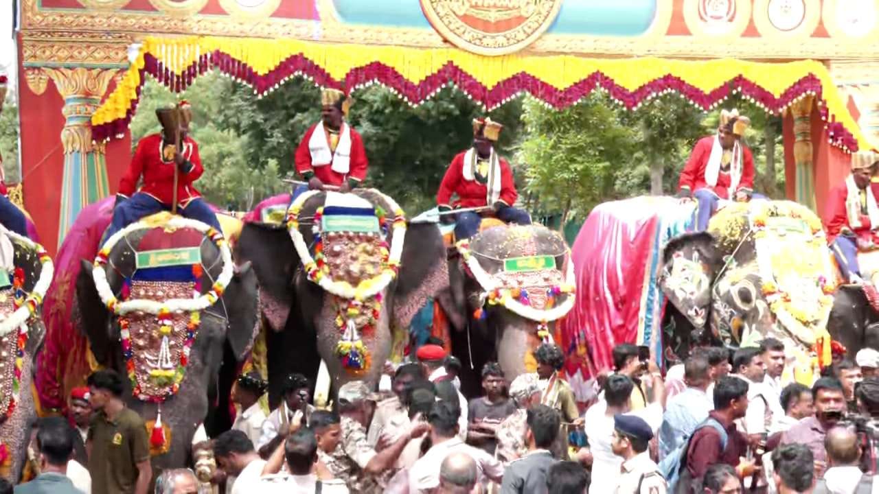 ಈ ಬಾರಿಯ ಗಜಪಯಣ ಭಾವುಕ ಕ್ಷಣಕ್ಕೆ ಸಾಕ್ಷಿಯಾಯ್ತು. ಸತತ ಆರು ಬಾರಿ 750 ಕೆಜಿ ತೂಕದ ಚಿನ್ನದ ಅಂಬಾರಿಯನ್ನು ರಾಜಗಾಂಭೀರ್ಯದಿಂದ ಹೊತ್ತು ಕನ್ನಡಿಗರ ಹೆಮ್ಮೆಯಾಗಿದ್ದ 60 ವರ್ಷದ ನೆಚ್ಚಿನ 'ಕ್ಯಾಪ್ಟನ್ ಅಭಿಮನ್ಯು'ವಿಗೆ ದಸರಾ ಸೇವೆಯಿಂದ ಗೌರವಪೂರ್ವಕ ಹಾಗೂ ಭಾವುಕ ವಿದಾಯ ಹೇಳಲಾಯಿತು.