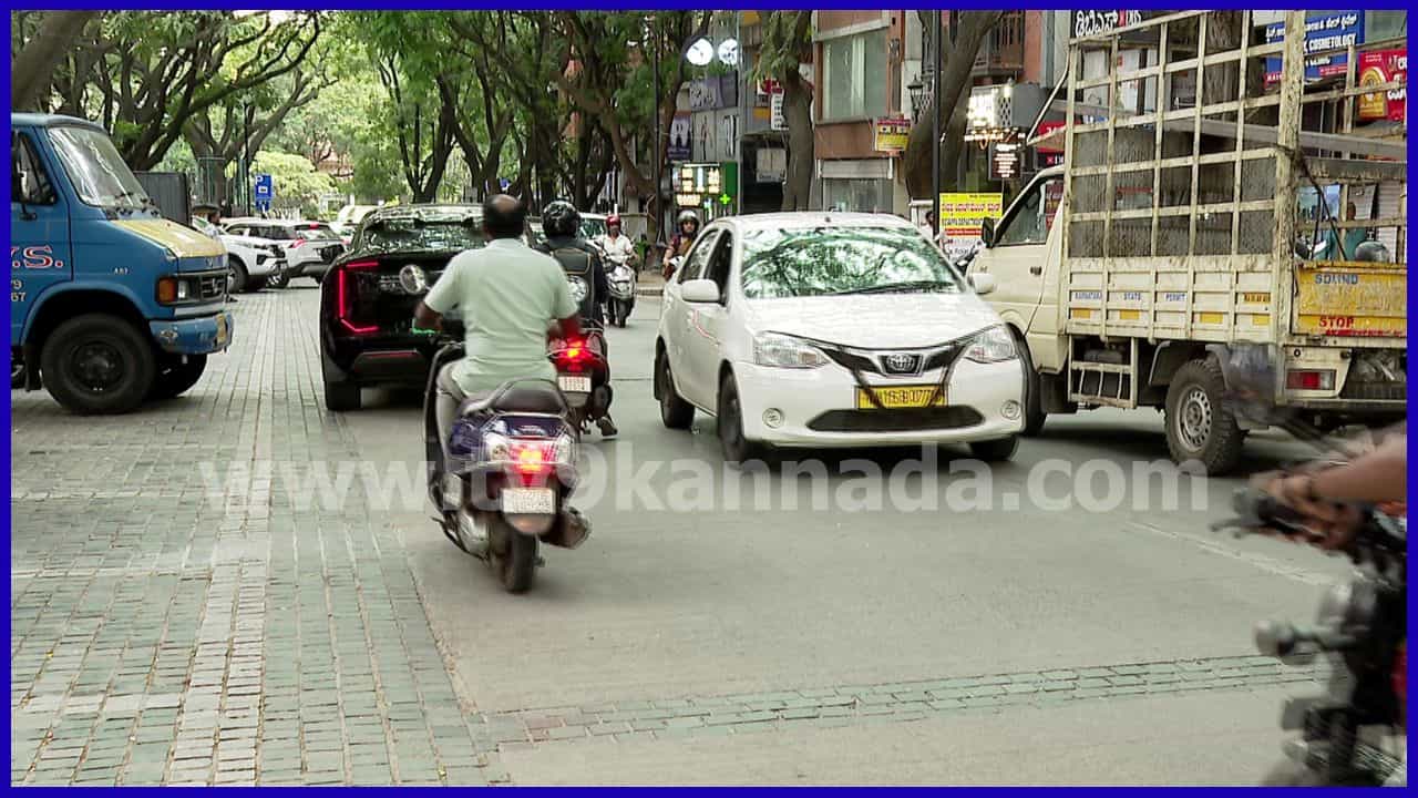 ಬೀದಿ ಬದಿ ವ್ಯಾಪಾರಿಗಳ ಎತ್ತಂಗಡಿಯಾದರೂ ಪಾದಚಾರಿಗಳಿಗೆ ಜಾಗವಿಲ್ಲ! ಗಾಂಧಿ ಬಜಾರ್‌ನಲ್ಲಿ ಅಕ್ರಮ ಪಾರ್ಕಿಂಗ್ ಕಾಟ