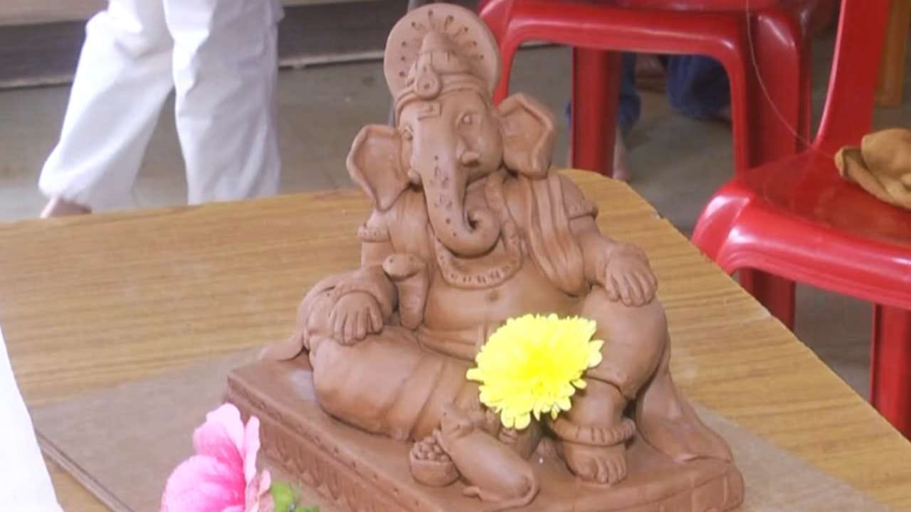 ಗಣೇಶ ಚತುರ್ಥಿ ಸಮೀಪಿಸುತ್ತಿದೆ. ಆದರೆ ಹಬ್ಬದ ಸಡಗರದ ನಡುವೆ ಪರಿಸರಕ್ಕೆ ಮಾರಕವಾಗುವ ಪಿಒಪಿ ವಿಗ್ರಹಗಳ ಅಬ್ಬರವೇ ಹೆಚ್ಚಾಗಿರುತ್ತದೆ. ನಿಷೇಧವಿದ್ದರೂ ಕದ್ದುಮುಚ್ಚಿ ಮಾರಾಟ ಮಾಡಲಾಗುತ್ತದೆ. ಹಾಗಾಗಿ ಮನೆಯಲ್ಲಿಯೇ ಮಣ್ಣಿನ ಗಣಪತಿ ತಯಾರಿಸುವ ಕಾರ್ಯಗಾರದ ಮೂಲಕ ಜನರಲ್ಲಿ ಜಾಗೃತಿ ಮೂಡಿಸಲು ಧಾರವಾಡದಲ್ಲಿ ಕೆಲ ಸಂಸ್ಥೆಗಳು ವಿಶೇಷ ಹೆಜ್ಜೆ ಇಟ್ಟಿವೆ.
