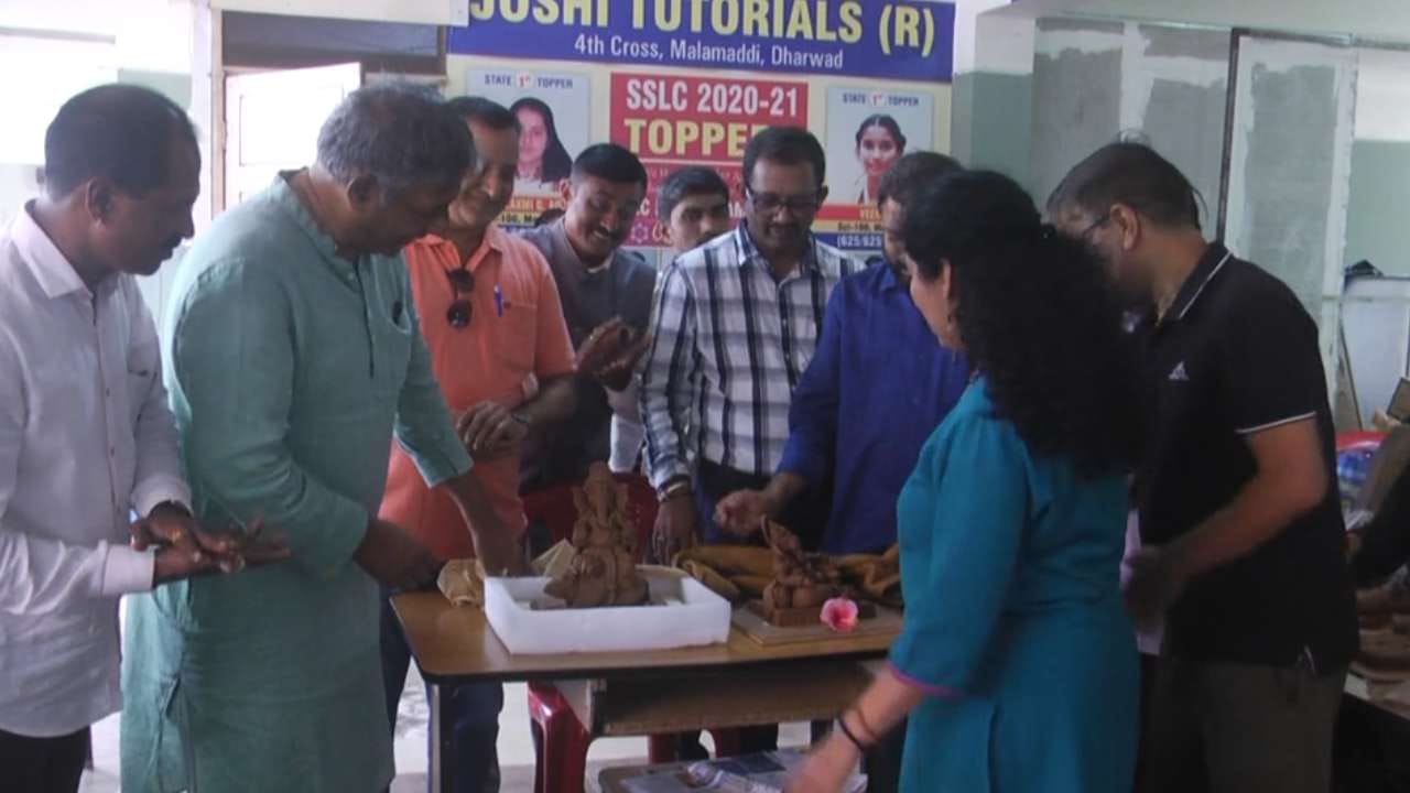 ಬೆಂಗಳೂರಿನ ಆಪ್ತಿ ಫೈನ್ ಆರ್ಟ್ಸ್ ಹಾಗೂ ಧಾರವಾಡದ ಜೋಸಿ ಟ್ಯುಟೋರಿಯಲ್ ಸಂಸ್ಥೆಗಳು ಜಂಟಿಯಾಗಿ ಸಾರ್ವಜನಿಕರಿಗೆ ಮನೆಯಲ್ಲೇ ಪರಿಸರ ಸ್ನೇಹಿ ಮಣ್ಣಿನ ಗಣಪತಿ ತಯಾರಿಸುವ ಉಚಿತ ಕಾರ್ಯಾಗಾರವನ್ನು ಧಾರವಾಡದ ಮಾಳಮಡ್ಡಿಯಲ್ಲಿ ಆಯೋಜಿಸಿವೆ. ತಮ್ಮ ಕೈಗಳಿಂದಲೇ ಭಕ್ತಿಪೂರ್ವಕವಾಗಿ ಗಣೇಶನನ್ನು ರೂಪಿಸುವ ಈ ಅಭಿಯಾನಕ್ಕೆ ಸಾರ್ವಜನಿಕರಿಂದ ಉತ್ತಮ ಪ್ರತಿಕ್ರಿಯೆ ವ್ಯಕ್ತವಾಗಿದೆ.
