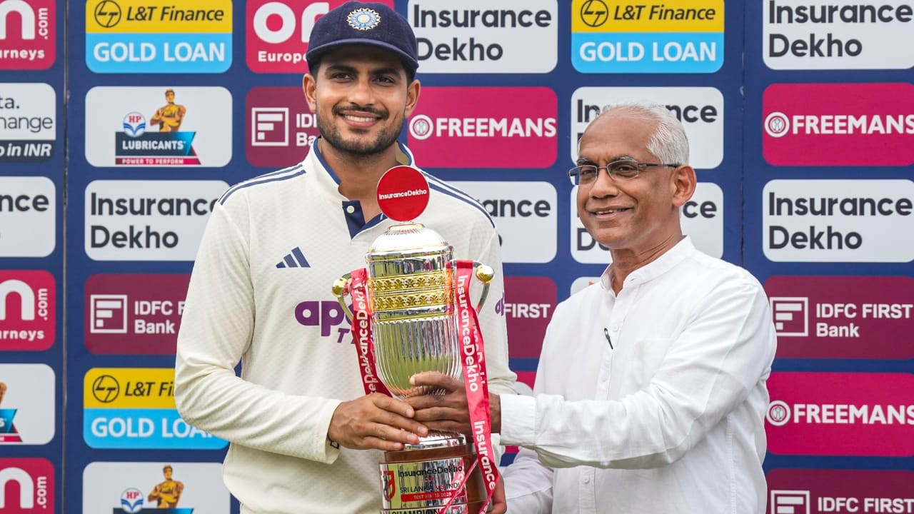 ಗಾಲೆಯಲ್ಲಿ ನಡೆದ ಮೊದಲ ಟೆಸ್ಟ್ ಪಂದ್ಯವನ್ನು ಟೀಂ ಇಂಡಿಯಾ 165 ರನ್​ಗಳಿಂದ ಗೆದ್ದುಕೊಂಡಿತ್ತು. ಎರಡನೇ ಟೆಸ್ಟ್​ನಲ್ಲೂ ಟೀಂ ಇಂಡಿಯಾ ಗೆಲುವಿನ ಸನಿಹದಲ್ಲಿತ್ತು. ಆದರೆ ಭಾರತದ ಗೆಲುವಿಗೆ ಲಂಕಾ ತಂಡ ಅವಕಾಶ ಮಾಡಿಕೊಡಲಿಲ್ಲ. ಹೀಗಾಗಿ ಟೀಂ ಇಂಡಿಯಾ 1-0 ಅಂತರದಲ್ಲಿ ಸರಣಿಯನ್ನು ಗೆದ್ದು ಟ್ರೋಫಿಯನ್ನು ಎತ್ತಿಹಿಡಿಯಿತು(PC-PTI).
