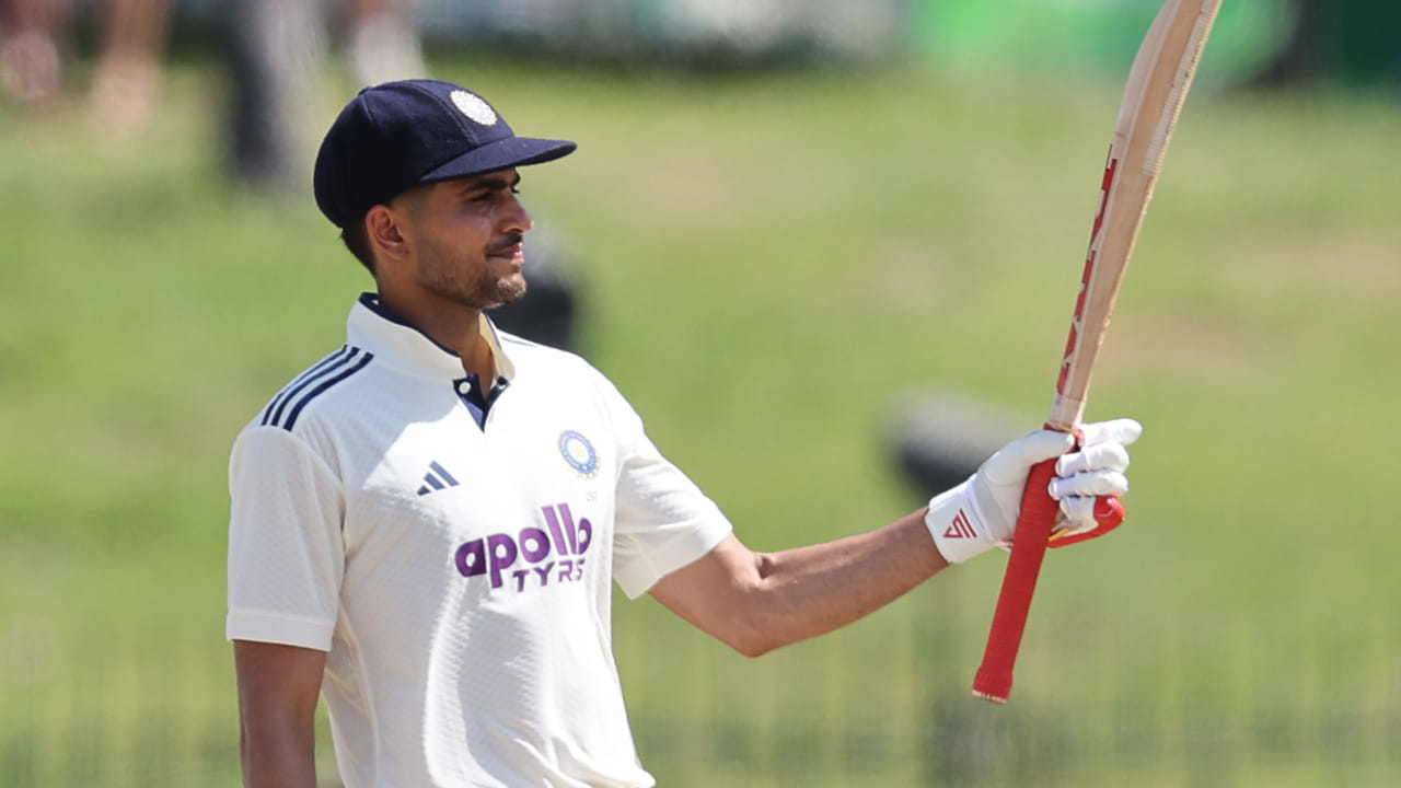 ಕೊಲಂಬೊದಲ್ಲಿ ನಡೆಯುತ್ತಿರುವ ಶ್ರೀಲಂಕಾ ವಿರುದ್ಧದ ಎರಡನೇ ಟೆಸ್ಟ್ ಪಂದ್ಯದ ಮೊದಲ ದಿನದಂದು ಟೀಂ ಇಂಡಿಯಾ ನಾಯಕ ಶುಭಮನ್ ಗಿಲ್ 50 ರನ್ಗಳ ಇನ್ನಿಂಗ್ಸ್ ಆಡಿದರು. ಈ ಮೂಲಕ ನಾಯಕನಾಗಿ ಶ್ರೀಲಂಕಾದಲ್ಲಿ ಮೊದಲ ಟೆಸ್ಟ್ ಅರ್ಧಶತಕ ಬಾರಿಸಿದ ದಾಖಲೆಯನ್ನು ನಿರ್ಮಿಸಿದರು. ಈ ಅರ್ಧಶತಕದ ಇನ್ನಿಂಗ್ಸ್ ಜೊತೆಗೆ ಗಿಲ್ ಪ್ರಮುಖ ಮೈಲಿಗಲ್ಲನ್ನು ದಾಟಿದರು(PC-BCCI).