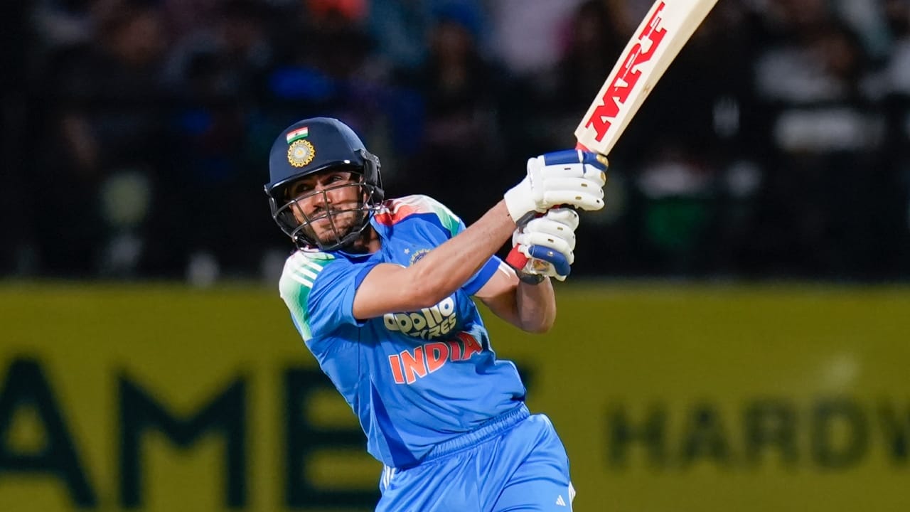 ಏಕದಿನ ಬ್ಯಾಟ್ಸ್ಮನ್ಗಳ ರ್ಯಾಂಕಿಂಗ್ ಪಟ್ಟಿಯಲ್ಲಿ ಶುಭ್ಮನ್ ಗಿಲ್ ತಮ್ಮ ಪ್ರಾಬಲ್ಯ ಮುಂದುವರಿಸಿದ್ದಾರೆ. ರೋಹಿತ್ ಶರ್ಮಾ ನಾಲ್ಕನೇ ಸ್ಥಾನದಲ್ಲಿದ್ದರೆ, ವಿರಾಟ್ ಕೊಹ್ಲಿ ಮೂರನೇ ಸ್ಥಾನದಲ್ಲಿದ್ದಾರೆ. ಜೋ ರೂಟ್ ಒಂದು ಸ್ಥಾನ ಬಡ್ತಿ ಪಡೆದು ಏಳನೇ ಸ್ಥಾನ, ಶಾಯ್ ಹೋಪ್ ಎಂಟನೇ ಸ್ಥಾನ ಮತ್ತು ಚರಿತ್ ಅಸಲಂಕಾ ಒಂಬತ್ತನೇ ಸ್ಥಾನಕ್ಕೆ ತಲುಪಿದ್ದಾರೆ. ಆದರೆ ಶ್ರೇಯಸ್ ಅಯ್ಯರ್ ಒಂದು ಸ್ಥಾನ ಕುಸಿದು 13 ರಿಂದ 14ನೇ ಸ್ಥಾನಕ್ಕೆ ಕುಸಿದಿದ್ದಾರೆ(PC-PTI).