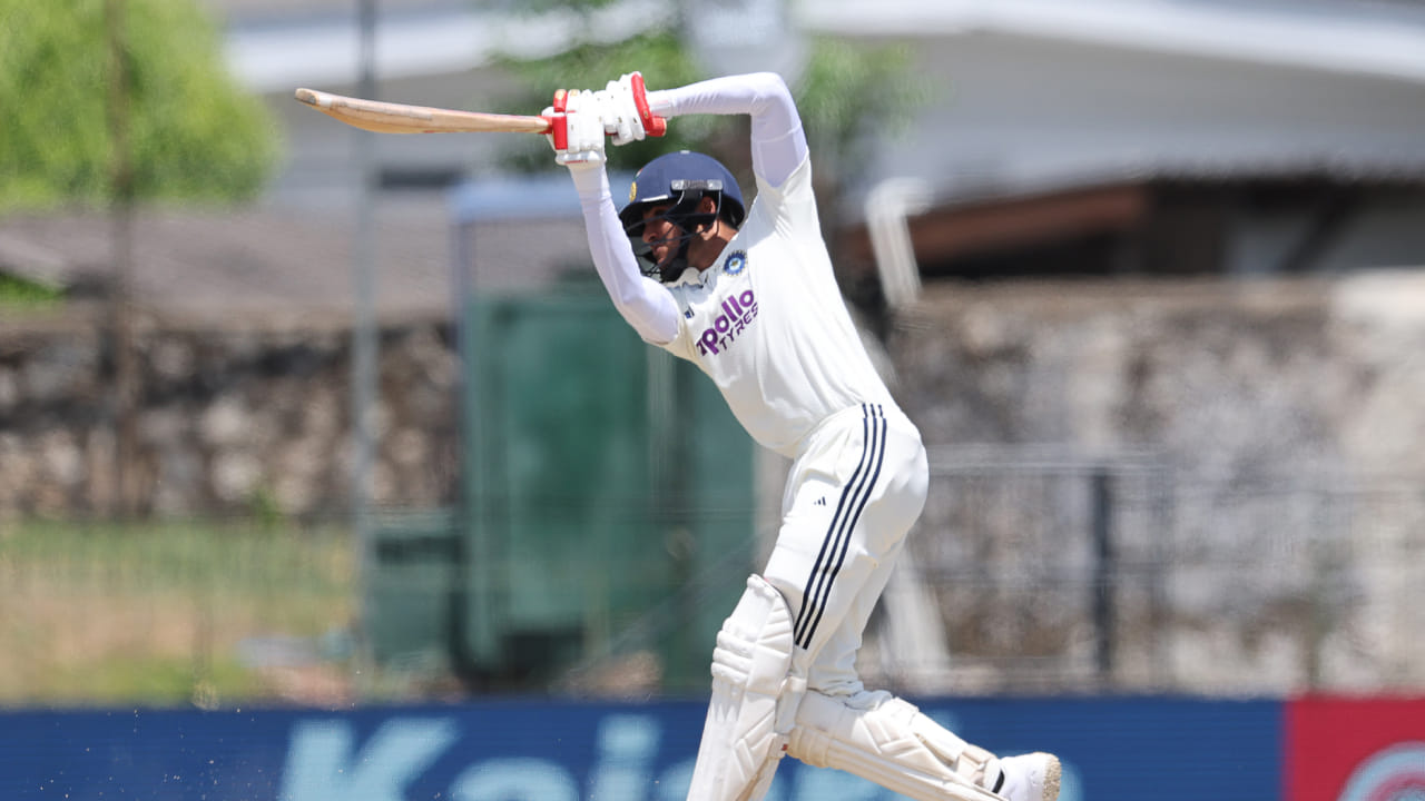 ಈ ಪಂದ್ಯಕ್ಕೆ ಮೊದಲು 3,000 ಟೆಸ್ಟ್ ರನ್ ತಲುಪಲು ಗಿಲ್​ಗೆ ಕೇವಲ ಏಳು ರನ್‌ಗಳು ಬೇಕಾಗಿದ್ದವು. ಗಾಲೆಯಲ್ಲಿ ನಡೆದ ಸರಣಿಯ ಮೊದಲ ಟೆಸ್ಟ್‌ನಲ್ಲಿ ಅವರು ಈ ಮೈಲಿಗಲ್ಲು ತಲುಪಲು ವಿಫಲರಾಗಿದ್ದರು. ಆದಾಗ್ಯೂ, ಕೊಲಂಬೊದಲ್ಲಿ ನಡೆದ ಎರಡನೇ ಟೆಸ್ಟ್ ಪಂದ್ಯದ 23 ನೇ ಓವರ್‌ನಲ್ಲಿ ಕೇಸರ ನುವಂತಾ ಅವರ ಬೌಲಿಂಗ್​ನಲ್ಲಿ ಬೌಂಡರಿ ಬಾರಿಸುವ ಮೂಲಕ ತಮ್ಮ 3,000 ಟೆಸ್ಟ್ ರನ್‌ಗಳನ್ನು ಪೂರ್ಣಗೊಳಿಸಿದರು(PC-BCCI). 