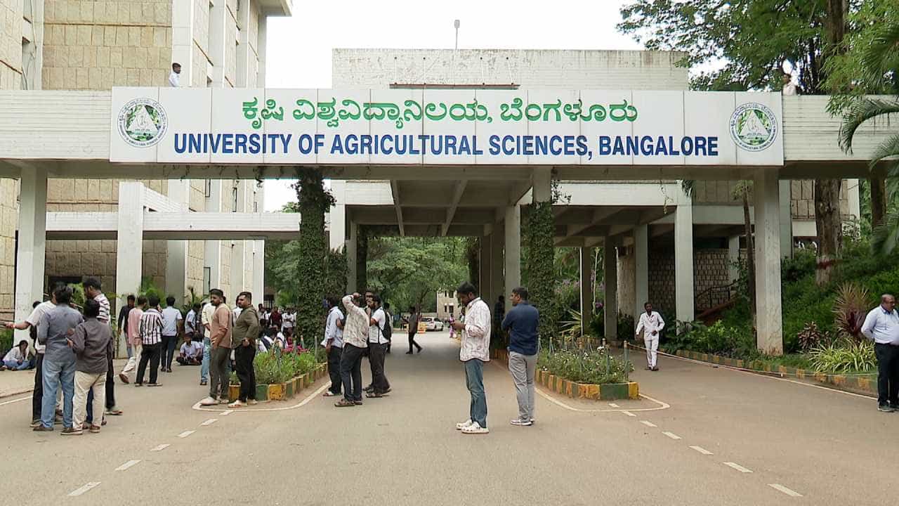 ಕೃಷಿ ಅಧಿಕಾರಿಗಳ ನೇಮಕಾತಿ ಅಕ್ರಮ ಆರೋಪ: GKVK ವಿವಿಗೆ ಬೀಗ ಜಡಿದು ಕೃಷಿ ವಿದ್ಯಾರ್ಥಿಗಳ ಪ್ರತಿಭಟನೆ!
