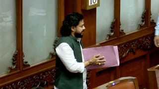 ವಿಧಾನ ಪರಿಷತ್​​ಗೆ ನಾಗೇಂದ್ರ ಆಗಮನದ ವೇಳೆ ಗೋಬ್ಯಾಕ್​​ ಘೋಷಣೆ: ಸಂವಿಧಾನ ಪ್ರತಿ ಪ್ರದರ್ಶಿಸಿ ವಿಪಕ್ಷಗಳಿಗೆ ಸಚಿವರ ಕೌಂಟರ್​