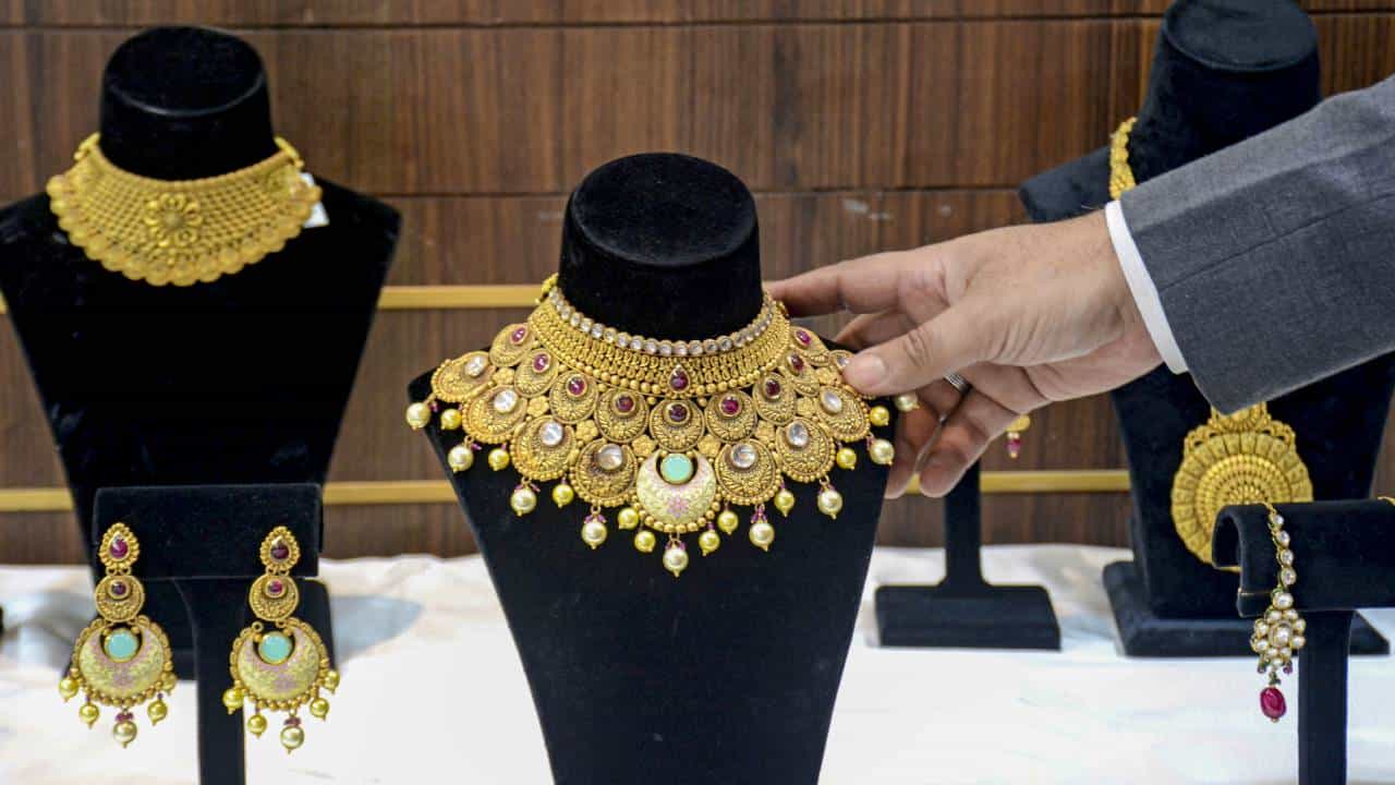 Gold Rates 19 Aug: ಬಂಗಾರದ ದರ ಭರ್ಜರಿ ಕುಸಿತ; ಬೆಳ್ಳಿಯೂ ಅಗ್ಗ Gold Rates 19 Aug: ಬಂಗಾರದ ದರ ಭರ್ಜರಿ ಕುಸಿತ; ಬೆಳ್ಳಿಯೂ ಅಗ್ಗ