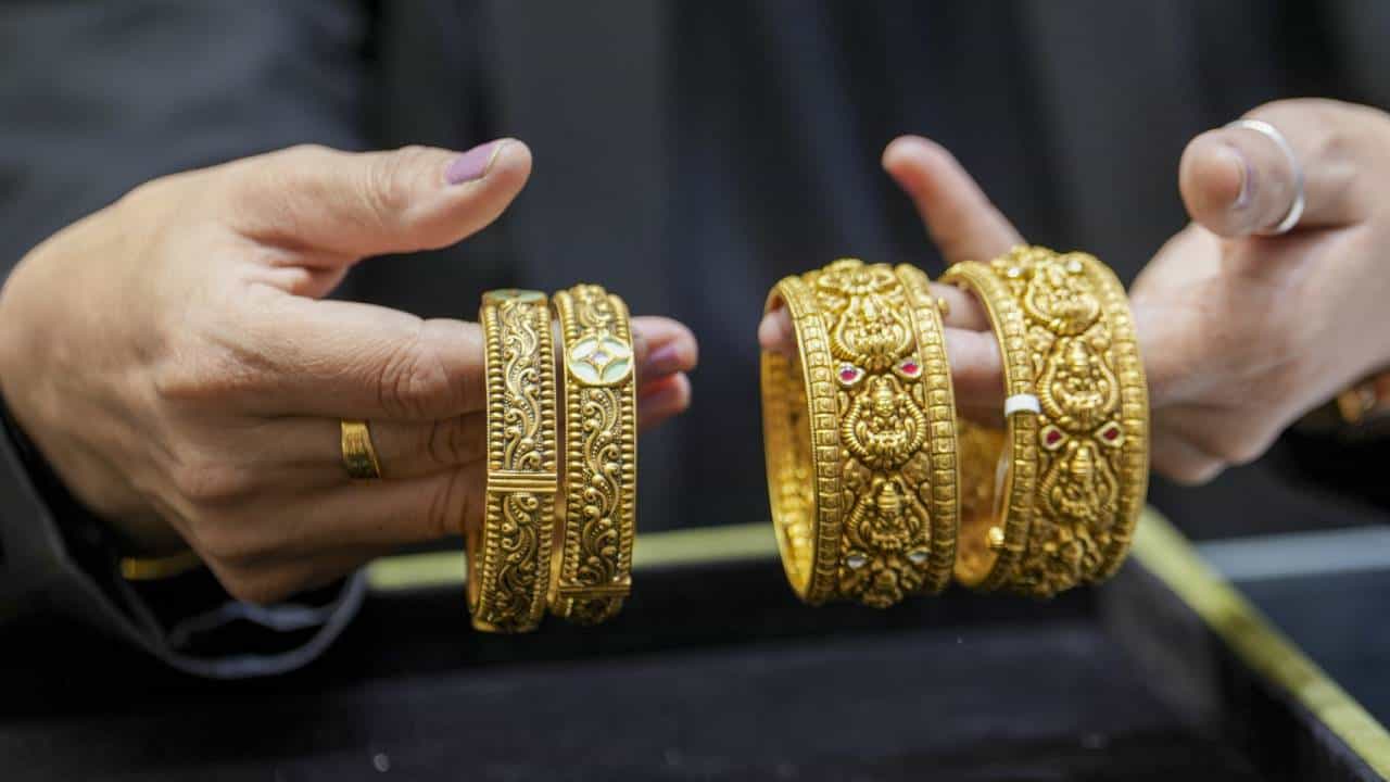 Gold Rates 06 Aug: ಹತ್ತು ಗ್ರಾಮ್ ಚಿನ್ನದ ಬೆಲೆ ಎರಡೇ ದಿನದಲ್ಲಿ 5,250 ರೂ ಹೆಚ್ಚಳ Gold Rates 06 Aug: ಹತ್ತು ಗ್ರಾಮ್ ಚಿನ್ನದ ಬೆಲೆ ಎರಡೇ ದಿನದಲ್ಲಿ 5,250 ರೂ ಹೆಚ್ಚಳ