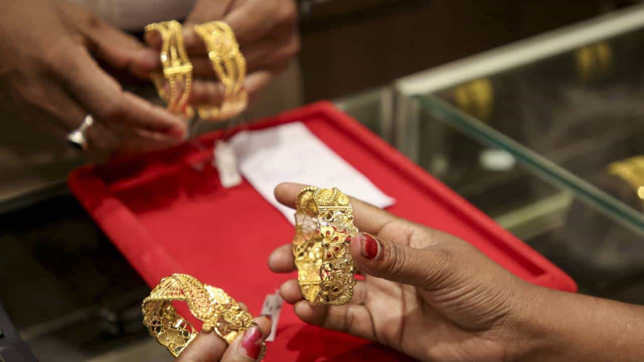 Gold Rates 12 Aug: ಚಿನ್ನದ ಬೆಲೆ ಅಲ್ಪ ಇಳಿಕೆ; ಇಲ್ಲಿದೆ ದರಪಟ್ಟಿ Gold Rates 12 Aug: ಚಿನ್ನದ ಬೆಲೆ ಅಲ್ಪ ಇಳಿಕೆ; ಇಲ್ಲಿದೆ ದರಪಟ್ಟಿ
