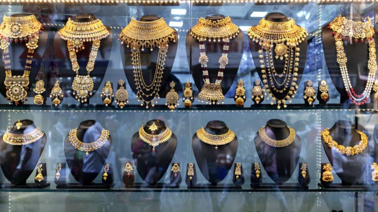 Gold Rates 14 Aug: ಚಿನ್ನದ ಬೆಲೆ ಭರ್ಜರಿ ಇಳಿಕೆ; ಹತ್ತು ಗ್ರಾಮ್ಗೆ 2,050 ರೂ ಕುಸಿತ Gold Rates 14 Aug: ಚಿನ್ನದ ಬೆಲೆ ಭರ್ಜರಿ ಇಳಿಕೆ; ಹತ್ತು ಗ್ರಾಮ್ಗೆ 2,050 ರೂ ಕುಸಿತ