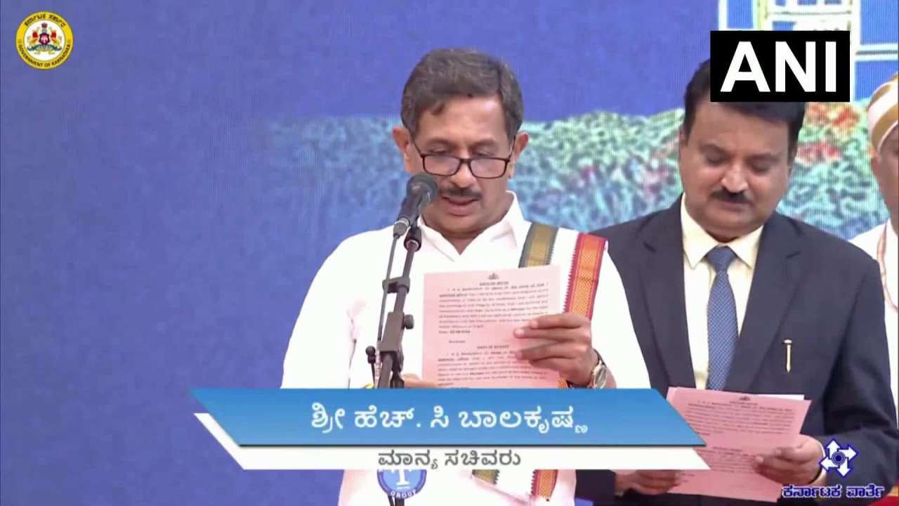 ಐದು ಬಾರಿ ಶಾಸಕರಾಗಿ ಗೆದ್ದಿರುವ ಹೆಚ್.ಸಿ.ಬಾಲಕೃಷ್ಣಗೆ ಮೊದಲ ಬಾರಿಗೆ ಸಚಿವ ಸ್ಥಾನ ಲಭಿಸಿದೆ. ಪಂಚೆ, ಶಲ್ಯ ಧರಿಸಿ ದೇವರ ಹೆಸರಿನಲ್ಲಿ ಪ್ರಮಾಣ ವಚನ ಸ್ವೀಕರಿಸಿದರು. ಬಳಿಕ ಸಿಎಂ ಡಿಕೆ ಶವಕುಮಾರ್ ಕಾಲಿಗೆ ನಮಸ್ಕರಿಸಿದರು.