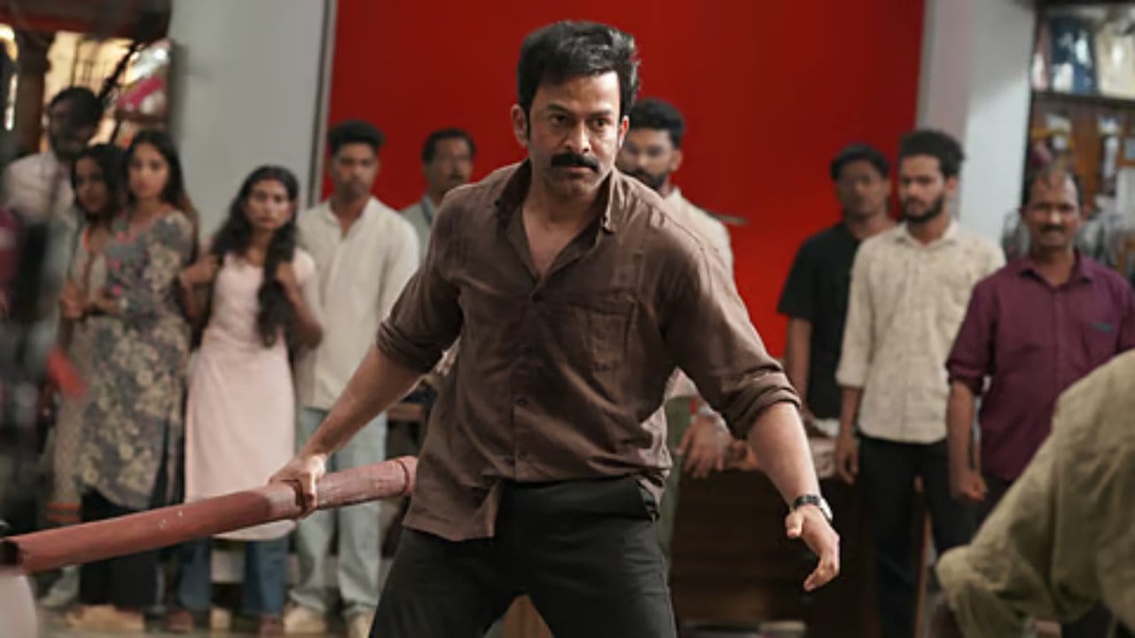 ಪೃಥ್ವಿರಾಜ್ ಸುಕುಮಾರನ್ ಹಾಗೂ ಪಾರ್ವತಿ ಮೆನನ್ ಒಟ್ಟಿಗೆ ನಟಿಸಿರುವ ಮಲಯಾಳಿ ಸಿನಿಮಾ ‘ಐ ನೋಬಡಿ’ ಈ ವಾರ ಒಟಿಟಿಗೆ ಬಂದಿದೆ. ಸಾಮಾನ್ಯ ವ್ಯಕ್ತಿಯೊಬ್ಬ ಅಸಾಮಾನ್ಯ ಸನ್ನಿವೇಶದಲ್ಲಿ ಸಿಲುಕಿಕೊಂಡ ಮೇಲೆ ಅವನ ಬದುಕೇ ಬದಲಾಗಿ ಹೋಗುತ್ತದೆ. ಸಾಮಾನ್ಯನೊಬ್ಬನ ಅಸಾಮಾನ್ಯ ಕತೆ ‘ಐ ನೋಬಡಿ’. ಈ ಸಿನಿಮಾ ಜಿಯೋ ಹಾಟ್​​ಸ್ಟಾರ್​​ನಲ್ಲಿ ವೀಕ್ಷಣೆಗೆ ಲಭ್ಯವಿದೆ.