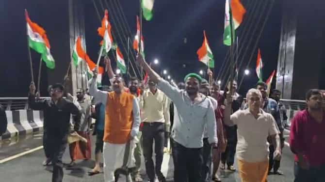 ಸಿಗಂದೂರು ಸೇತುವೆ ಮೇಲೆ ನಡುರಾತ್ರಿ ಧ್ವಜಾರೋಹಣ ಮಾಡಿ ಸಂಭ್ರಮಿಸಿದ ಜನ!