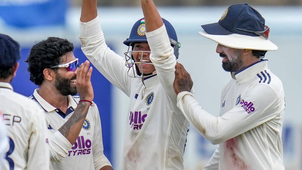 ರವೀಂದ್ರ ಜಡೇಜಾ ಟೆಸ್ಟ್ ಕ್ರಿಕೆಟ್ ಇತಿಹಾಸದಲ್ಲಿ 4,000 ಕ್ಕೂ ಹೆಚ್ಚು ರನ್ ಗಳಿಸಿ 350 ವಿಕೆಟ್ ಪಡೆದ ವಿಶ್ವದ ನಾಲ್ಕನೇ ಆಲ್ರೌಂಡರ್ ಮತ್ತು ಭಾರತದ ಎರಡನೇ ಆಲ್ರೌಂಡರ್ ಎಂಬ ಹೆಗ್ಗಳಿಕೆಗೆ ಪಾತ್ರರಾಗಿದ್ದಾರೆ. ಜಡೇಜಾಗಿಂತ ಮೊದಲು ಇಯಾನ್ ಬೋಥಮ್, ಕಪಿಲ್ ದೇವ್ ಮತ್ತು ಡೇನಿಯಲ್ ವೆಟ್ಟೋರಿ ಈ ಸಾಧನೆ ಮಾಡಿದ್ದಾರೆ(PC-PTI).