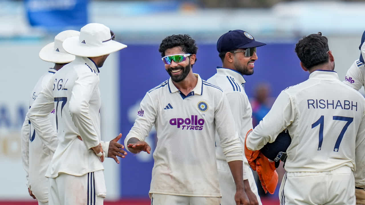 ಶ್ರೀಲಂಕಾ ವಿರುದ್ಧದ ಗಾಲೆ ಟೆಸ್ಟ್ ಪಂದ್ಯದಲ್ಲಿ ಭಾರತದ ಅನುಭವಿ ಆಲ್ರೌಂಡರ್ ರವೀಂದ್ರ ಜಡೇಜಾ ಮೊದಲ ಇನ್ನಿಂಗ್ಸ್ನಲ್ಲಿ 3 ವಿಕೆಟ್ ಪಡೆದು ಲಂಕಾ ತಂಡವನ್ನು ಅಲ್ಪ ಮೊತ್ತಕ್ಕೆ ಕಟ್ಟಿಹಾಕುವಲ್ಲಿ ಪ್ರಮುಖ ಪಾತ್ರವಹಿಸಿದ್ದಾರೆ. ಅಲ್ಲದೆ ಈ ಮೂರು ವಿಕೆಟ್ಗಳಿಂದಾಗಿ ಜಡೇಜಾ ಟೆಸ್ಟ್ ಕ್ರಿಕೆಟ್ನಲ್ಲಿ ಐತಿಹಾಸಿಕ ಮೈಲಿಗಲ್ಲನ್ನು ದಾಟಿದ್ದಾರೆ(PC-PTI).