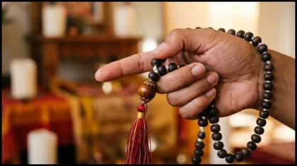 ಜಪಮಾಲೆ ಬಳಸುವ ಸರಿಯಾದ ನಿಯಮ; ತೋರುಬೆರಳನ್ನು ಏಕೆ ಬಳಸಬಾರದು ಗೊತ್ತಾ?