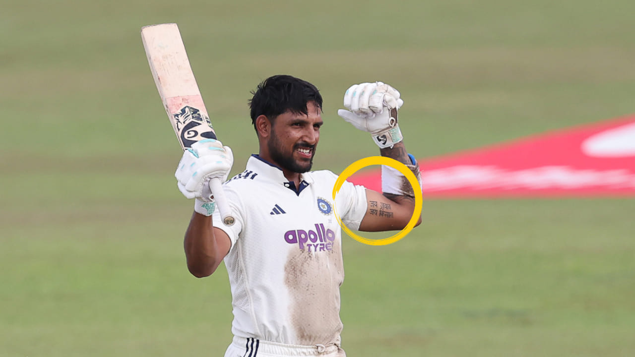 ಈ ಪಂದ್ಯದಲ್ಲಿ 7ನೇ ಕ್ರಮಾಂಕದಲ್ಲಿ ಆಡಿದ ಜುರೆಲ್ 177 ಎಸೆತಗಳಲ್ಲಿ ಅಜೇಯ 115 ರನ್ಗಳ ಇನ್ನಿಂಗ್ಸ್ ಆಡಿದರು. ಶತಕ ಬಾರಿಸಿದ ನಂತರ ಜುರೇಲ್ ತಮ್ಮ ಎಡಗೈ ಬೈಸೆಪ್ಸ್ ತೊರಿಸಿ ಸಂಭ್ರಮಿಸಿದರು. ವಾಸ್ತವವಾಗಿ ಜುರೇಲ್ ತಮ್ಮ ಎಡಗೈ ಬೈಸೆಪ್ಸ್ ಮೇಲೆ ಜೈ ಜವಾನ್, ಜೈ ಕಿಸಾನ್ ಎಂದು ಟ್ಯಾಟೂ ಹಾಕಿಸಿಕೊಂಡಿದ್ದು, ಆ ಟ್ಯಾಟೂ ಫೋಟೋ ಇದೀಗ ವೈರಲ್ ಆಗಿದೆ(PC-BCCI).