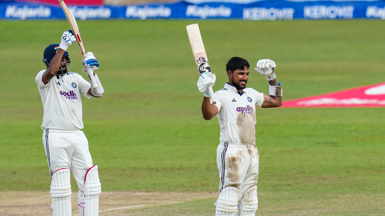 ಇನ್ನು ಈ ಪಂದ್ಯದಲ್ಲಿ ಶತಕ ಬಾರಿಸುವ ಮೂಲಕ ಜುರೇಲ್ ಮಾಜಿ ನಾಯಕ ಎಂಎಸ್ ಧೋನಿಯ ದಾಖಲೆಯನ್ನು ಮುರಿದರು. ವಾಸ್ತವವಾಗಿ, ಜುರೆಲ್ ಶ್ರೀಲಂಕಾದಲ್ಲಿ 7 ನೇ ಕ್ರಮಾಂಕದಲ್ಲಿ ಬ್ಯಾಟಿಂಗ್ ಮಾಡುವ ಮೂಲಕ ಅತಿ ಹೆಚ್ಚು ರನ್ಗಳ ಇನ್ನಿಂಗ್ಸ್ ಆಡಿದ ಆಟಗಾರ ಎಂಬ ಹೆಗ್ಗಳಿಕೆಗೆ ಪಾತ್ರರಾಗಿದ್ದಾರೆ. ಇದಕ್ಕೂ ಮೊದಲು, ಈ ದಾಖಲೆಯನ್ನು 76 ರನ್ ಬಾರಿಸಿದ್ದ ಧೋನಿ ಹೊಂದಿದ್ದರು(PC-PTI).