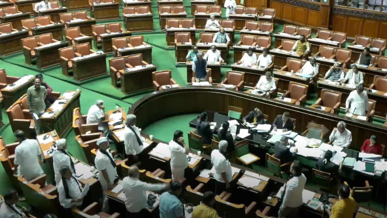 ಸಚಿವ ನಾಗೇಂದ್ರ ರಾಜೀನಾಮೆ ಜಟಾಪಟಿ: ಉಭಯ ಸದನಗಳಲ್ಲಿ ಆಡಳಿತ-ವಿಪಕ್ಷದ ನಡುವೆ ತೀವ್ರ ವಾಕ್ಸಮರ ಸಚಿವ ನಾಗೇಂದ್ರ ರಾಜೀನಾಮೆ ಜಟಾಪಟಿ: ಉಭಯ ಸದನಗಳಲ್ಲಿ ಆಡಳಿತ-ವಿಪಕ್ಷದ ನಡುವೆ ತೀವ್ರ ವಾಕ್ಸಮರ