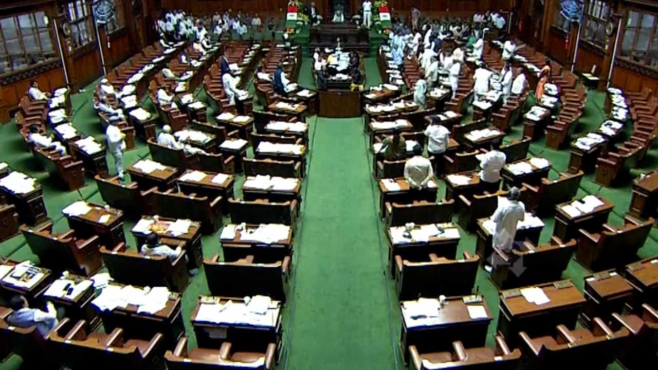 ಇನ್ಮುಂದೆ ಖಾಸಗಿ ರಸ್ತೆಗಳು ಸಾರ್ವಜನಿಕ ಆಸ್ತಿ! ವಿಪಕ್ಷಗಳ ವಿರೋಧದ ನಡುವೆಯೂ ಮಹತ್ವದ ಮಸೂದೆಗೆ ವಿಧಾನಸಭೆ ಅನುಮೋದನೆ ಇನ್ಮುಂದೆ ಖಾಸಗಿ ರಸ್ತೆಗಳು ಸಾರ್ವಜನಿಕ ಆಸ್ತಿ! ವಿಪಕ್ಷಗಳ ವಿರೋಧದ ನಡುವೆಯೂ ಮಹತ್ವದ ಮಸೂದೆಗೆ ವಿಧಾನಸಭೆ ಅನುಮೋದನೆ