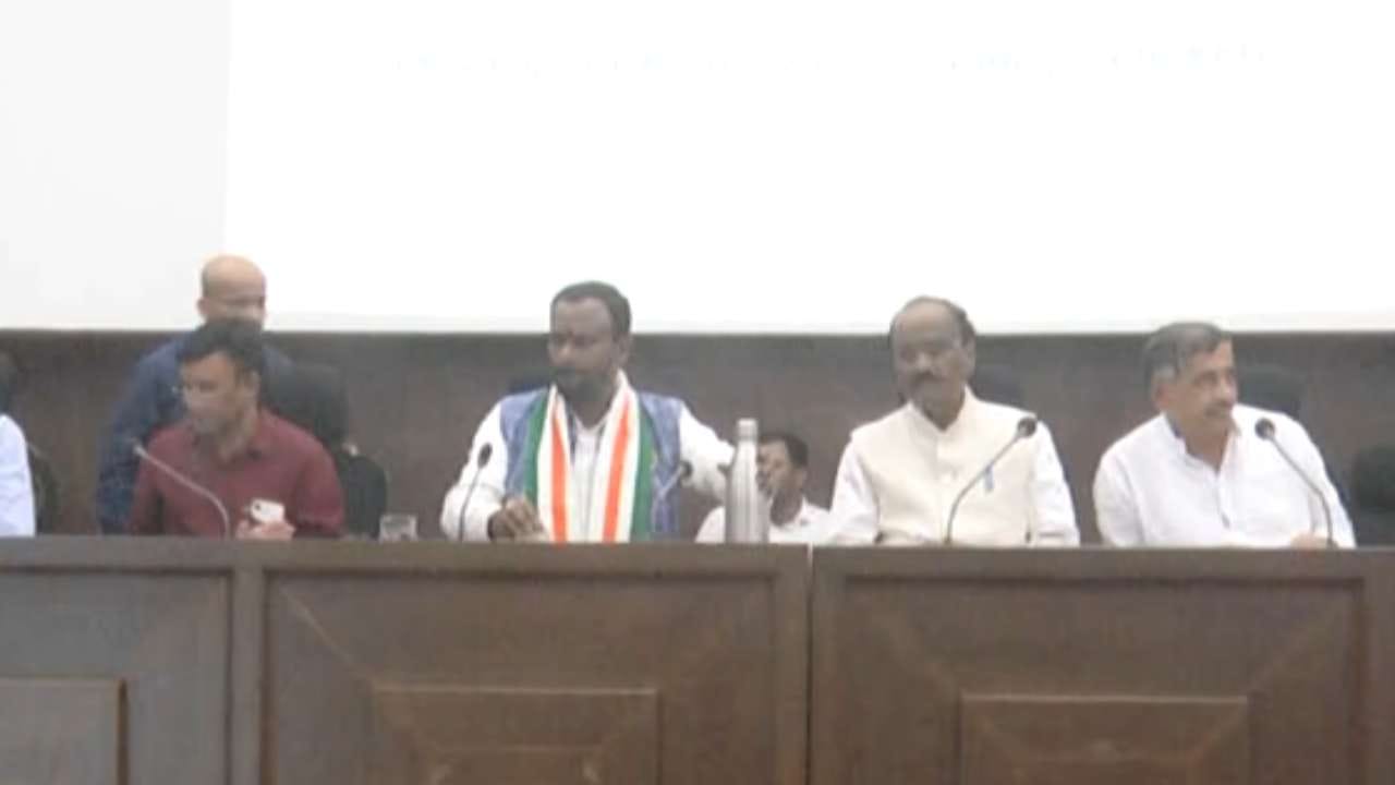 ಅಧಿಕಾರಿಗಳ ಕಾರ್ಯವೈಖರಿ ಬಗ್ಗೆ ಸಚಿವ ವಿಜಯಾನಂದ ಕಾಶಪ್ಪನವರ್ ತರಾಟೆ