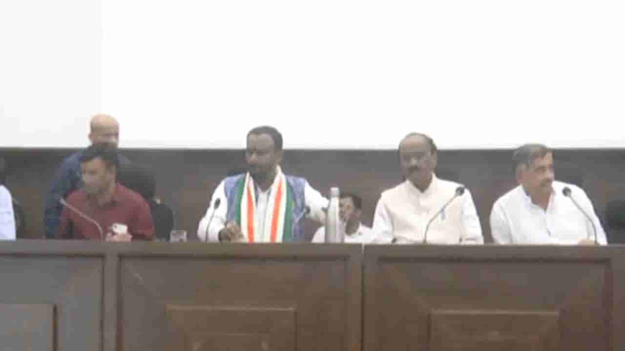 ಮೊದಲ ಸಭೆಯಲ್ಲೇ ಅಧಿಕಾರಿಗಳ ಬೆವರಿಳಿಸಿದ ನೂತನ ಸಚಿವ ಕಾಶಪ್ಪನವರ್: ಕಚೇರಿಗಳಿಗೆ ತಡವಾಗಿ ಬರುವವರಿಗೆ ವಾರ್ನ್