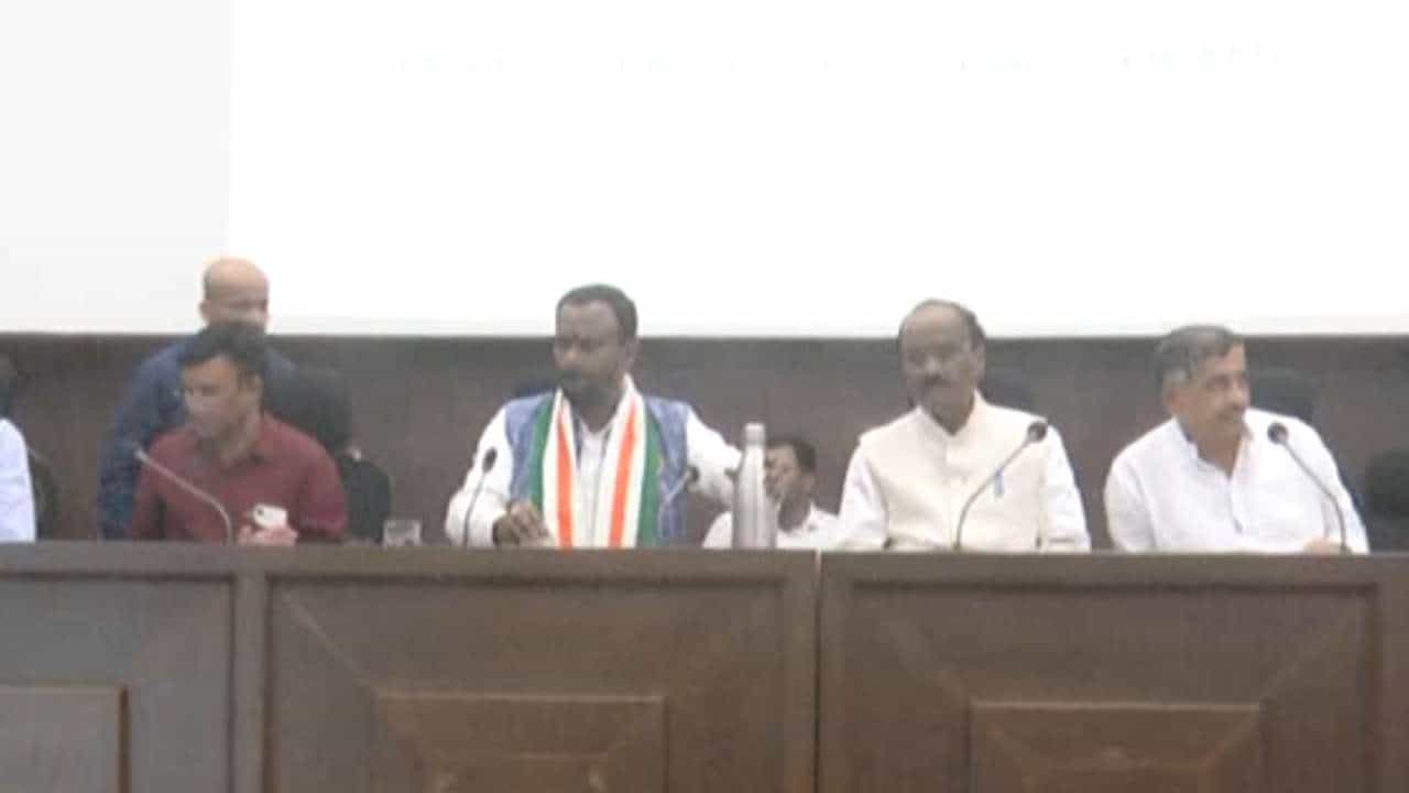 ಮೊದಲ ಸಭೆಯಲ್ಲೇ ಅಧಿಕಾರಿಗಳ ಬೆವರಿಳಿಸಿದ ನೂತನ ಸಚಿವ ಕಾಶಪ್ಪನವರ್: ಕಚೇರಿಗಳಿಗೆ ತಡವಾಗಿ ಬರುವವರಿಗೆ ವಾರ್ನ್
