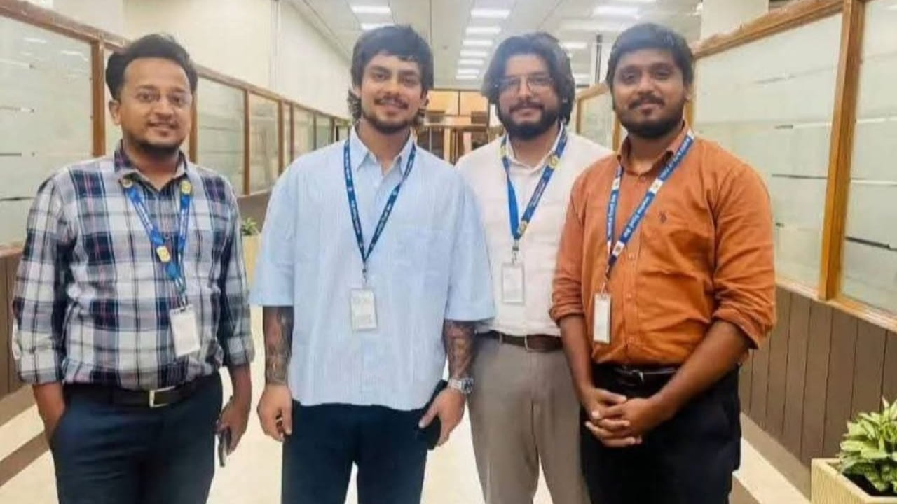 ಅದರಂತೆ ತಮ್ಮ ಆರ್ಬಿಐ ಗುರುತಿನ ಚೀಟಿ ಧರಿಸಿ ಇಶಾನ್ ಕಿಶನ್ ಪಾಟ್ನಾ ಕಚೇರಿಗೆ ಆಗಮಿಸಿದರು. ಇಶಾನ್ ಕಿಶನ್ ಬಂದ ತಕ್ಷಣ, ಅವರನ್ನು ಭೇಟಿ ಮಾಡಲು ಮತ್ತು ಅವರೊಂದಿಗೆ ಫೋಟೋ ತೆಗೆದುಕೊಳ್ಳಲು ನೌಕರರು ಮುಗಿಬಿದ್ದರು. ಕಿಶನ್ ಯಾರನ್ನೂ ನಿರಾಶೆಗೊಳಿಸದೆ ಫೋಟೋಗೆ ಪೋಸ್ ನೀಡಿದರು.