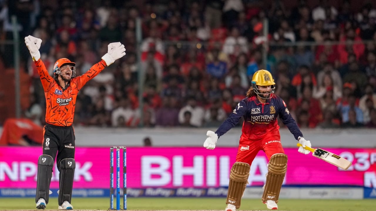 ಜಿತೇಶ್ ಶರ್ಮಾರನ್ನು ಬಿಟ್ಟುಕೊಡಲು ಮುಂದಾಗಿರುವ ಆರ್ಸಿಬಿ, ಎಸ್ಆರ್ಹೆಚ್ನ ಸ್ಟಾರ್ ಬ್ಯಾಟರ್ ಇಶಾನ್ ಕಿಶನ್ ಅವರನ್ನು ನೀಡುವಂತೆ ಕೇಳಿದೆ. ಆರ್ಸಿಬಿಯ ಈ ಬೇಡಿಕೆಯಿಂದ ಹೈದರಾಬಾದ್ ಮ್ಯಾನೇಜ್ಮೆಂಟ್ ಆಘಾತಕ್ಕೊಳಗಾಗಿದೆಯಾದರೂ ಈ ಬಗ್ಗೆ ಮಾತುಕತೆಗಳು ನಡೆಯುತ್ತಿದ್ದು, ಶೀಘ್ರದಲ್ಲೇ ಅಂತಿಮ ನಿರ್ಧಾರಕ್ಕೆ ಬರಲಾಗುವುದು ಎಂದು ವರದಿಯಾಗಿದೆ(PC-PTI).