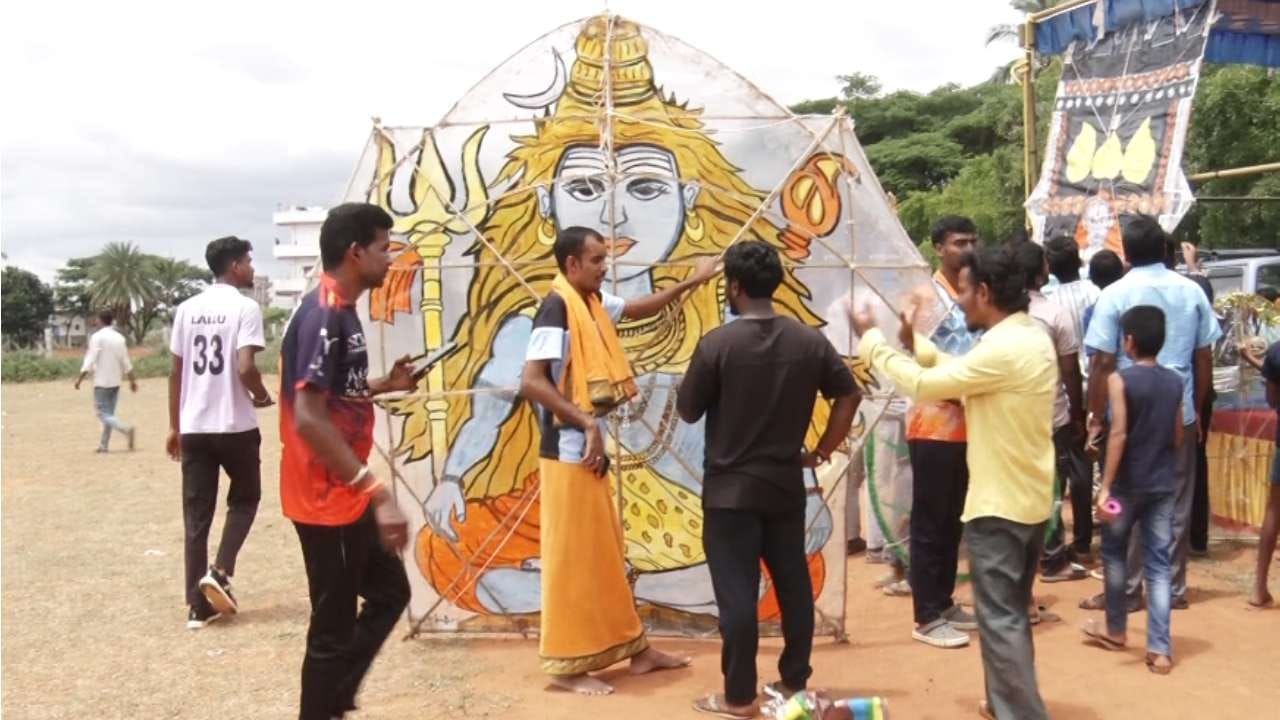 ಬೆಂಗಳೂರು ಗ್ರಾಮಾಂತರ ಜಿಲ್ಲೆಯ ಕೆಂಪೇಗೌಡ ಅಂತಾರಾಷ್ಟ್ರೀಯ ವಿಮಾನ ನಿಲ್ದಾಣ ಸಮೀಪದ ದೊಡ್ಡಬಳ್ಳಾಪುರ ಆಕಾಶದಲ್ಲಿ ಇಂದು ಬಣ್ಣ ಬಣ್ಣದ ಗಾಳಿಪಟಗಳು ಹಾರಿ ಮಿಂಚಿದವು. ವಿವಿಧ ವಿನ್ಯಾಸದ ಗಾಳಿಪಟಗಳನ್ನು ಕಂಡು ಕುಟುಂಬ ಸಮೇತ ಆಗಮಿಸಿದ ಸಾರ್ವಜನಿಕರು ಹಾಗೂ ಮಕ್ಕಳು ಫುಲ್ ಖುಷ್ ಆದರು.