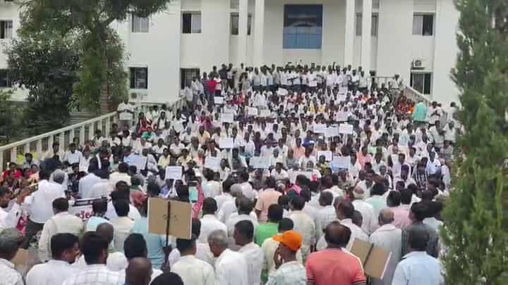 ಕೋಲಾರದಲ್ಲಿ ಹಾಲು ಉತ್ಪಾದಕರ ಬೃಹತ್ ಪ್ರತಿಭಟನೆ: ಲೀಟರ್ಗೆ ₹10 ದರ ಏರಿಕೆಗೆ ಆಗ್ರಹ ಕೋಲಾರದಲ್ಲಿ ಹಾಲು ಉತ್ಪಾದಕರ ಬೃಹತ್ ಪ್ರತಿಭಟನೆ: ಲೀಟರ್ಗೆ ₹10 ದರ ಏರಿಕೆಗೆ ಆಗ್ರಹ