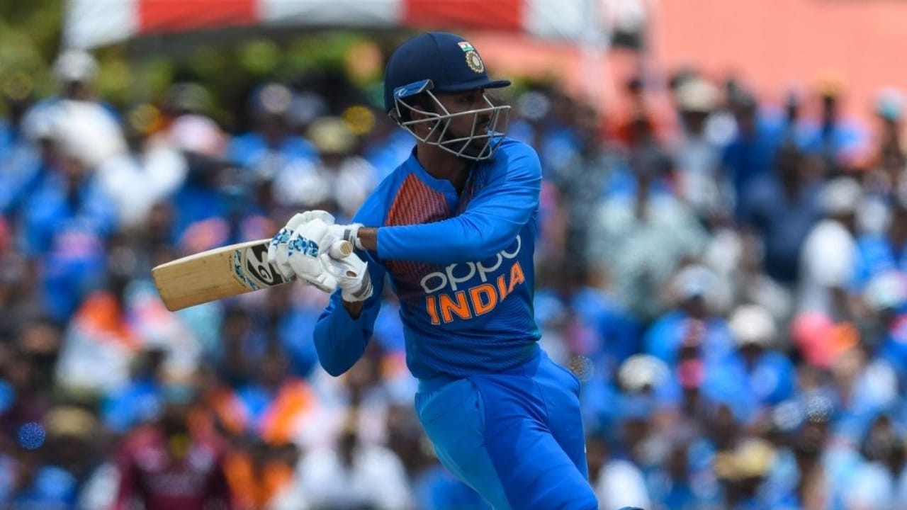 ಕೃನಾಲ್ ಪಾಂಡ್ಯರನ್ನು ಟಿ20 ತಂಡಕ್ಕೆ ಆಯ್ಕೆ ಮಾಡಿದರೆ ಅವರು ಯಾರ ಬದಲಿಗೆ ತಂಡದಲ್ಲಿ ಆಡುತ್ತಾರೆ ಎಂಬುದು ಪ್ರಶ್ನೆಯಾಗಿದೆ. ಮಾಹಿತಿ ಪ್ರಕಾರ, ಅಕ್ಷರ್ ಪಟೇಲ್ ಬದಲಿಗೆ ಕೃನಾಲ್ಗೆ ಅವಕಾಶ ನೀಡಬಹುದು ಎನ್ನಲಾಗುತ್ತಿದೆ. ಐರ್ಲೆಂಡ್ ಮತ್ತು ಇಂಗ್ಲೆಂಡ್ ವಿರುದ್ಧದ ಟಿ20 ಸರಣಿಯಲ್ಲಿ ಬ್ಯಾಟ್ಸ್ಮನ್ ಆಗಿ ಅಕ್ಷರ್ ಪಟೇಲ್ ಶೋಚನೀಯವಾಗಿ ವಿಫಲರಾಗಿದ್ದರು. ಹಾಗೆಯೇ ಬೌಲಿಂಗ್ನಲ್ಲೂ ಅಕ್ಷರ್ ಕೇವಲ ನಾಲ್ಕು ವಿಕೆಟ್ಗಳನ್ನು ಮಾತ್ರ ಪಡೆದಿದ್ದರು. ಇಂತಹ ಕಳಪೆ ಪ್ರದರ್ಶನದ ನಂತರ, ಆಯ್ಕೆದಾರರು ಈಗ ಕೃನಾಲ್ ಪಾಂಡ್ಯಗೆ ಅವಕಾಶ ನೀಡುವ ಬಗ್ಗೆ ಯೋಚಿಸುತ್ತಿದ್ದಾರೆ.