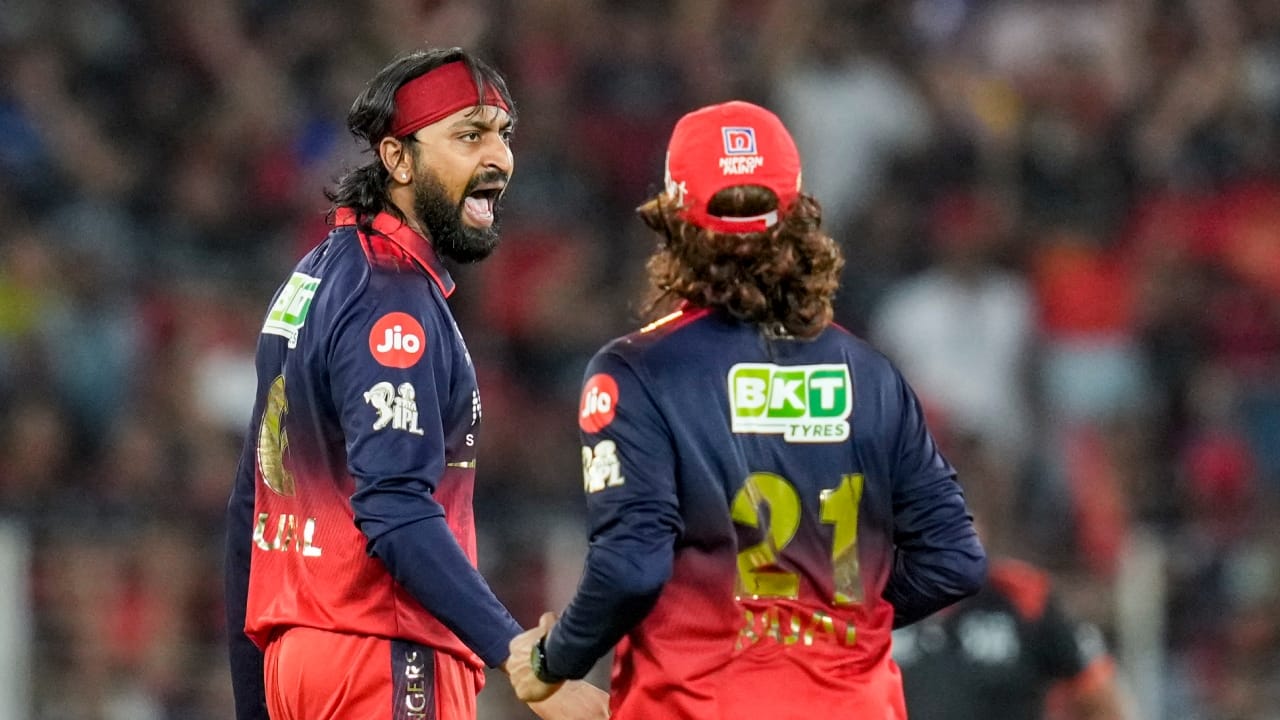 ಪ್ರಸ್ತುತ ಆರ್ಸಿಬಿ ತಂಡದಲ್ಲಿ ಕ್ಯಾಪ್ಡ್ ಆಟಗಾರನಾಗಿ ಆಡುತ್ತಿರುವ ಕೃನಾಲ್ ಪಾಂಡ್ಯ ಕೊನೆಯ ಬಾರಿಗೆ ಭಾರತ ಪರ ಜುಲೈ 2021 ರಲ್ಲಿ ಆಡಿದ್ದರು. ಆದ್ದರಿಂದ, ಅವರು 2027 ರ ಆವೃತ್ತಿಗೂ ಮುನ್ನ ರಾಷ್ಟ್ರೀಯ ತಂಡಕ್ಕೆ ಹಿಂತಿರುಗದಿದ್ದರೆ, ಆರ್ಸಿಬಿ ಅವರನ್ನು ಅನ್ಕ್ಯಾಪ್ಡ್ ಆಟಗಾರನಾಗಿ ಕೇವಲ 4 ಕೋಟಿ ರೂ.ಗೆ ಉಳಿಸಿಕೊಳ್ಳುವ ಆಯ್ಕೆಯನ್ನು ಹೊಂದಿರುತ್ತದೆ. ಇದು ಕೃನಾಲ್ ಆದಾಯಕ್ಕೆ ಹೊಡೆತ ನೀಡಲಿದೆ.