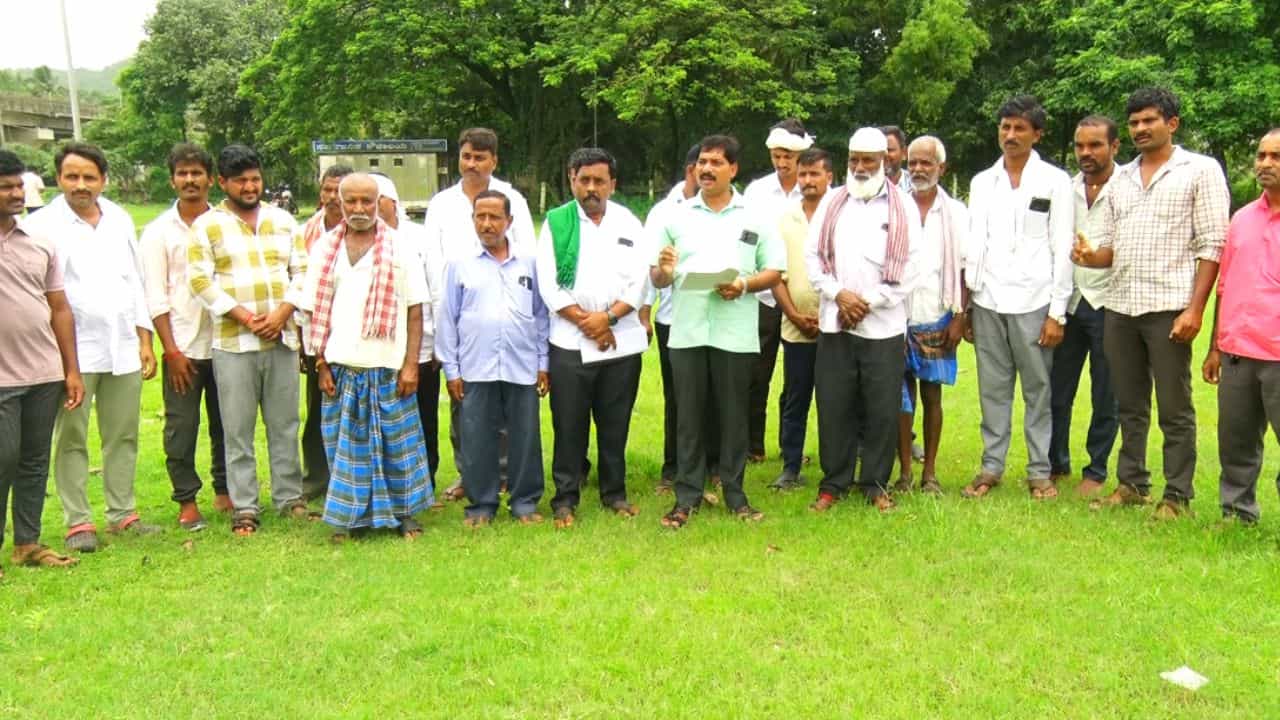 ರೈತರ ಜಮೀನು ಕಬಳಿಸಲು ಅಧಿಕಾರಿಗಳಿಂದಲೇ ಸಂಚು?: ಪಹಣಿ ಪತ್ರದಲ್ಲಿ ರಾತ್ರೋ ರಾತ್ರಿ ಇಳಿಕೆ ಕಂಡ ಜಾಗದ ವಿಸ್ತೀರ್ಣ! ರೈತರ ಜಮೀನು ಕಬಳಿಸಲು ಅಧಿಕಾರಿಗಳಿಂದಲೇ ಸಂಚು?: ಪಹಣಿ ಪತ್ರದಲ್ಲಿ ರಾತ್ರೋ ರಾತ್ರಿ ಇಳಿಕೆ ಕಂಡ ಜಾಗದ ವಿಸ್ತೀರ್ಣ!