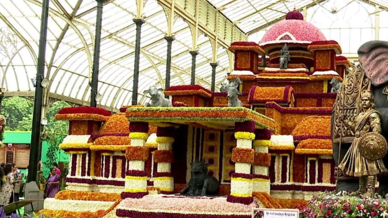 ದಿನನಿತ್ಯದ ಜಂಜಾಟದಿಂದ ಕೊಂಚ ಬಿಡುವು ಮಾಡಿಕೊಂಡು ಪುಟ್ಟ ಮಕ್ಕಳಿಂದ ಹಿಡಿದು ವೃದ್ಧರವರೆಗೂ ಎಲ್ಲರೂ ಸಂಭ್ರಮವನ್ನು ಕಂಡುಕೊಳ್ಳುತ್ತಿರುವುದು ವಿಶೇಷವಾಗಿತ್ತು. ನಗರದ ಪ್ರಮುಖ ಆಕರ್ಷಣೆಯಾಗಿ ಮನಸೆಳೆದ ಈ ಸುಂದರ ಫಲಪುಷ್ಪ ಪ್ರದರ್ಶನಕ್ಕೆ ನಾಳೆ (ಸೋಮವಾರ) ತೆರೆಬೀಳಲಿದೆ.