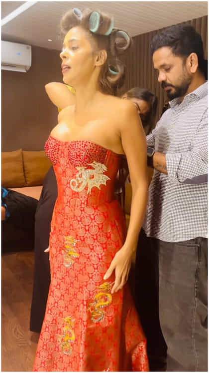ಇಬ್ಬರ ಸಹಾಯದಿಂದ ಡ್ರೆಸ್ ಧರಿಸಿದ ಮಲ್ಲಿಕಾ ಶೆರಾವತ್
