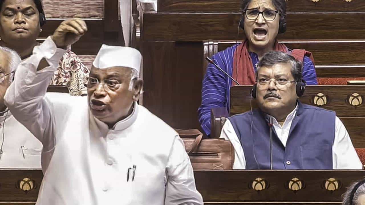 ಭಾಷಣ ಮಾಡಿದ ವೇದಿಕೆ ಸ್ಥಳದ ಶುದ್ಧೀಕರಣ: ಇದು ನನ್ನ ವಿರುದ್ಧ ತೋರಿದ ಅಸ್ಪೃಶ್ಯತೆ, ದಲಿತರಿಗೆ ಜಾಗ ಇಲ್ಲ ಎಂದು ಖರ್ಗೆ ಕಿಡಿ ಭಾಷಣ ಮಾಡಿದ ವೇದಿಕೆ ಸ್ಥಳದ ಶುದ್ಧೀಕರಣ: ಇದು ನನ್ನ ವಿರುದ್ಧ ತೋರಿದ ಅಸ್ಪೃಶ್ಯತೆ, ದಲಿತರಿಗೆ ಜಾಗ ಇಲ್ಲ ಎಂದು ಖರ್ಗೆ ಕಿಡಿ