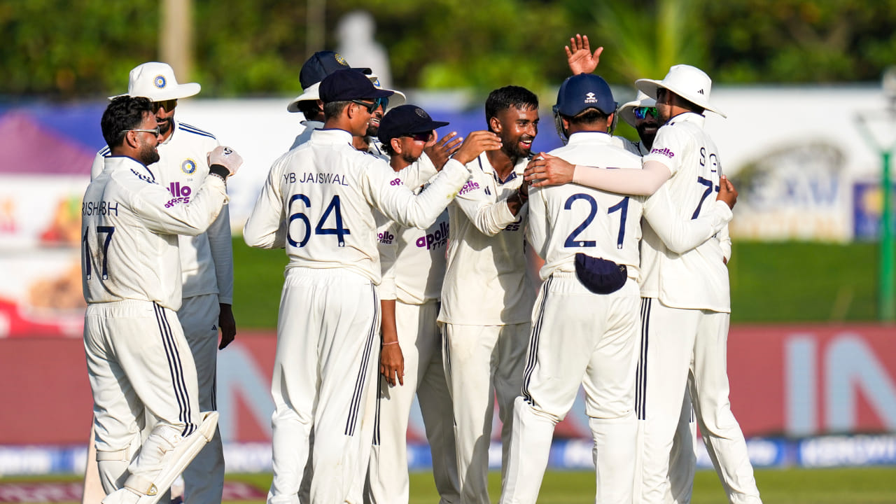 ಈ ಮೂಲಕ ಮಾನವ್ ಸುತಾರ್, ಗಾಲೆ ಅಂತರರಾಷ್ಟ್ರೀಯ ಕ್ರೀಡಾಂಗಣದಲ್ಲಿ ನಡೆದ ಟೆಸ್ಟ್ ಪಂದ್ಯದಲ್ಲಿ 10 ವಿಕೆಟ್ ಪಡೆದ ಮೂರನೇ ಭಾರತೀಯ ಬೌಲರ್ ಎಂಬ ಹೆಗ್ಗಳಿಕೆಗೆ ಪಾತ್ರರಾಗಿದ್ದಾರೆ. ಈ ಮೊದಲು ಅಶ್ವಿನ್ ಮತ್ತು ಹರ್ಭಜನ್ ಸಿಂಗ್ ಈ ಮೈದಾನದಲ್ಲಿ ಈ ಸಾಧನೆ ಮಾಡಿದ್ದರು(PC-PTI).