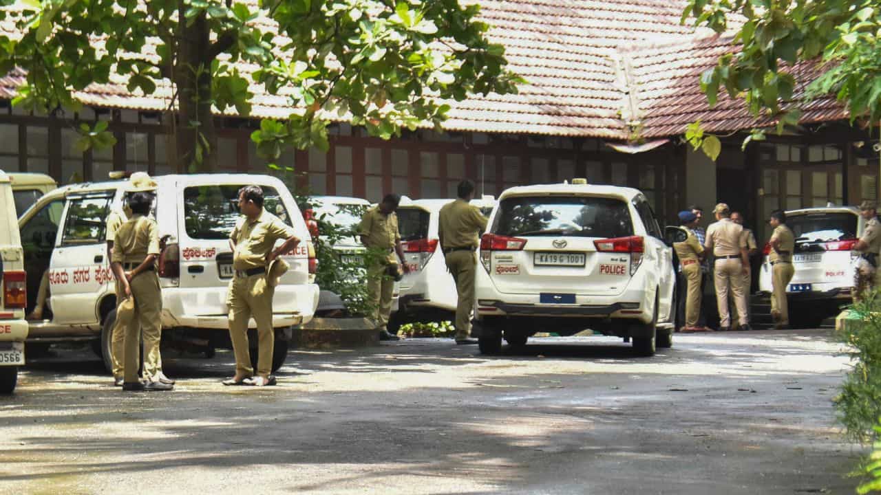 ಕಡಬ ತಾಲೂಕಿನ ಕೋಲ್ಪೆಯಲ್ಲಿ ನೈತಿಕ ಪೊಲೀಸ್ಗಿರಿ: 9 ಜನರ ವಿರುದ್ಧ FIR ದಾಖಲು ಕಡಬ ತಾಲೂಕಿನ ಕೋಲ್ಪೆಯಲ್ಲಿ ನೈತಿಕ ಪೊಲೀಸ್ಗಿರಿ: 9 ಜನರ ವಿರುದ್ಧ FIR ದಾಖಲು