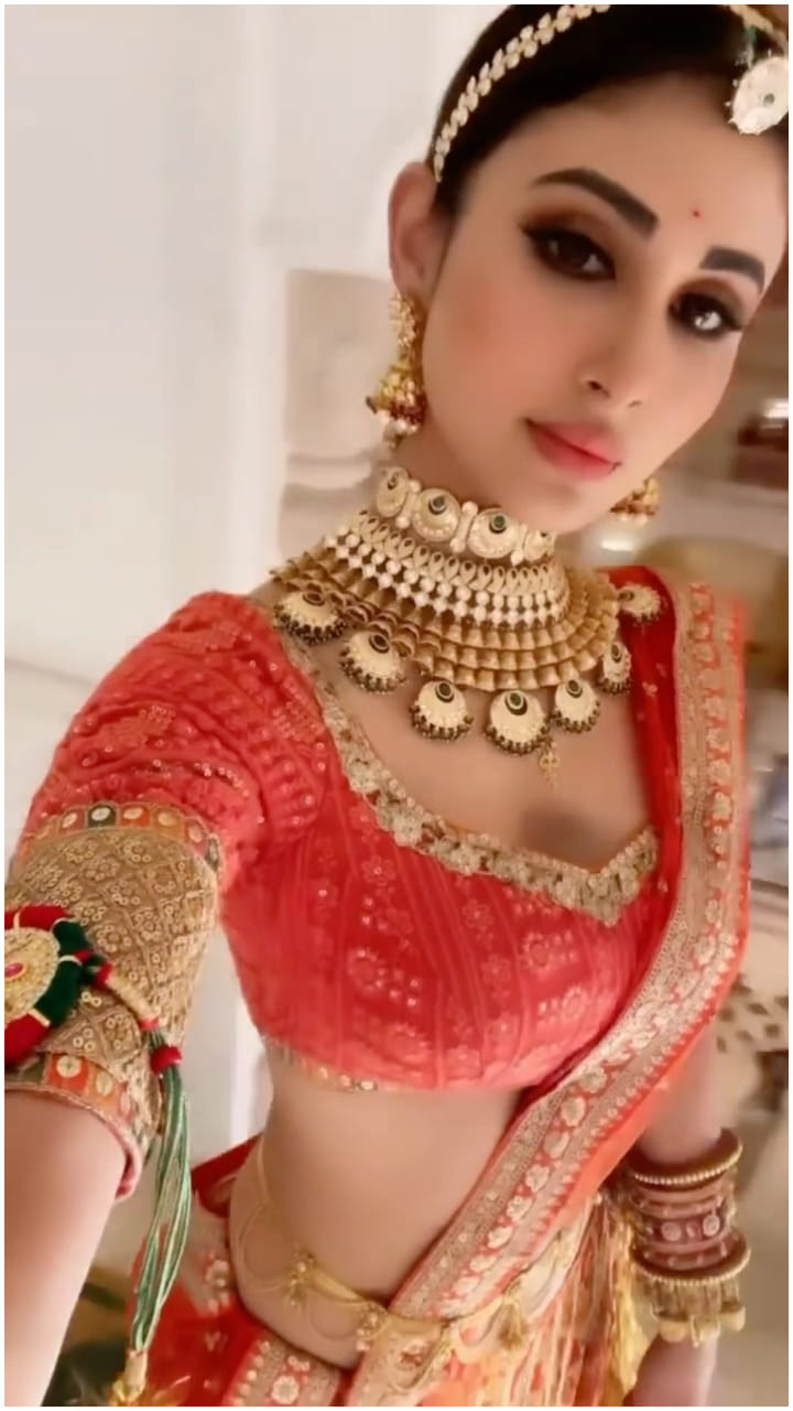 ಮೌನಿ ಧರಿಸಿದ ಆಭರಣದ ಮೇಲೆ ಅಭಿಮಾನಿಗಳ ಕಣ್ಣು