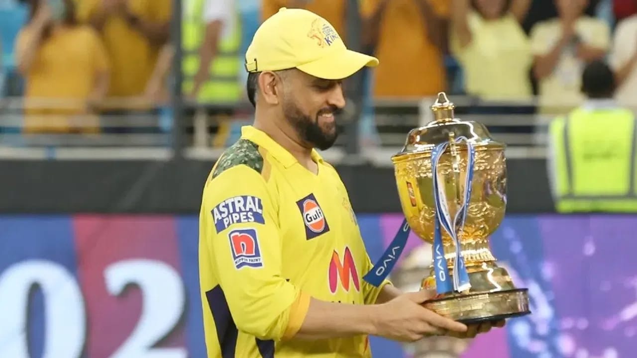 ಇದಕ್ಕೂ ಮುನ್ನ ಈ ವಿಶ್ವ ದಾಖಲೆ ಮಹೇಂದ್ರ ಸಿಂಗ್ ಧೋನಿಯ ಹೆಸರಿನಲ್ಲಿತ್ತು. 2023 ರಲ್ಲಿ ಧೋನಿ ಐಪಿಎಲ್ ಟ್ರೋಫಿ ಗೆದ್ದಾಗ ಅವರಿಗೆ 41 ವರ್ಷ, 325 ದಿನಗಳಾಗಿತ್ತು. ಈ ಮೂಲಕ ಟಿ20 ಟ್ರೋಫಿ ಗೆದ್ದ ಅತ್ಯಂತ ಹಿರಿಯ ನಾಯಕ ಎಂಬ ವಿಶ್ವ ದಾಖಲೆ ಬರೆದಿದ್ದರು. (PC: IPL)
