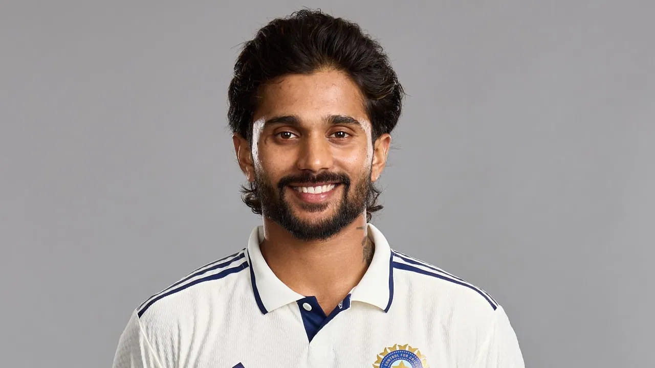 ನಿತೀಶ್ ಕುಮಾರ್ ರೆಡ್ಡಿ: ಭಾರತ ತಂಡದ ಯುವ ಆಲ್ರೌಂಡರ್ ನಿತೀಶ್ ಕುಮಾರ್ ರೆಡ್ಡಿ ಎಡ ಕ್ವಾಡ್ರಿಸೆಪ್ಸ್ ಗಾಯದ ಸಮಸ್ಯೆಯಿಂದ ಬಳಲುತ್ತಿದ್ದಾರೆ. ಕ್ವಾಡ್ರಿಸೆಪ್ಸ್ ಎಂಬುದು ತೊಡೆಯ ಮುಂಭಾಗದಲ್ಲಿರುವ ನಾಲ್ಕು ದೊಡ್ಡ ಸ್ನಾಯುಗಳ ಸಮೂಹ. ವೇಗದ ಬೌಲಿಂಗ್ ಮತ್ತು ಬ್ಯಾಟಿಂಗ್ ವೇಳೆ ತೀವ್ರವಾಗಿ ಓಡುವುದರಿಂದ ಈ ಸ್ನಾಯುಗಳ ಮೇಲೆ ಒತ್ತಡ ಬಿದ್ದು ಗಾಯಗೊಂಡಿದ್ದಾರೆ. (PC: Getty Images)