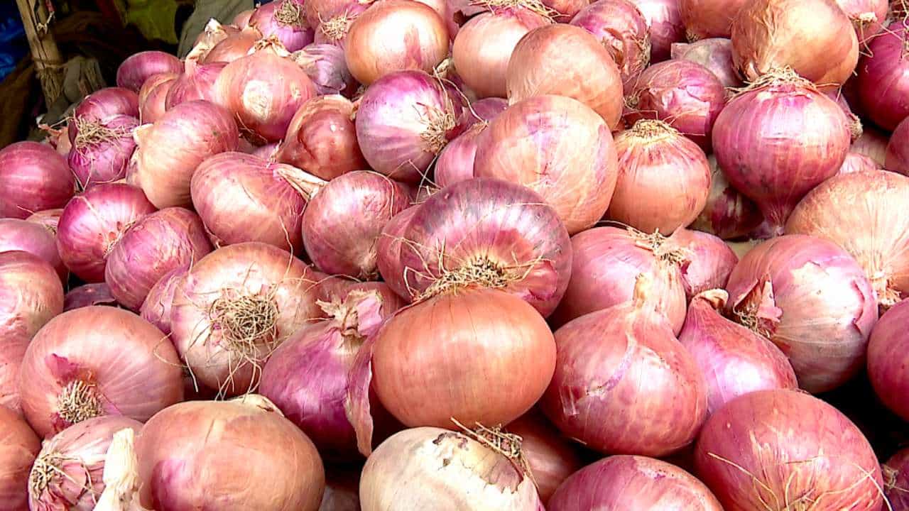 ಈರುಳ್ಳಿ ಬೆಲೆ ದಿಢೀರ್​ ಏರಿಕೆ: ಕಟ್ ಮಾಡದಿದ್ದರೂ ಗ್ರಾಹಕರಲ್ಲಿ ಕಣ್ಣೀರು ತರಿಸಿದ ದರ
