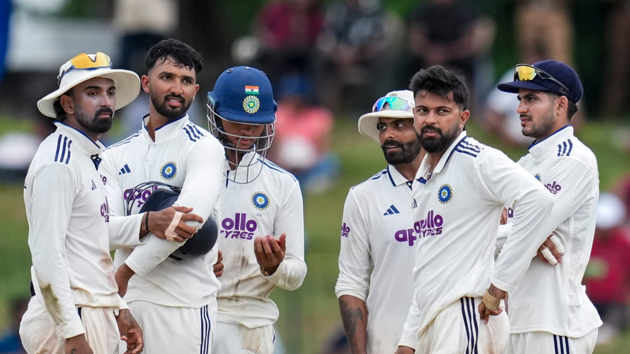 ಶ್ರೀಲಂಕಾ ವಿರುದ್ಧದ ಎರಡು ಪಂದ್ಯಗಳ ಟೆಸ್ಟ್ ಸರಣಿಯನ್ನು ಭಾರತ 1-0 ಅಂತರದಿಂದ ಗೆದ್ದುಕೊಂಡಿತು. ಕೊನೆಯ ಟೆಸ್ಟ್ ಪಂದ್ಯದಲ್ಲೂ ಟೀಂ ಇಂಡಿಯಾವೇ ಗೆಲುವಿನ ಪೇವರೇಟ್ ಎನಿಸಿಕೊಂಡಿತ್ತಾದರೂ ಕೊನೆಯ ದಿನ ಶ್ರೀಲಂಕಾ ತಂಡದ ಅದ್ಭುತ ಪ್ರದರ್ಶನ ನೀಡಿ ಪಂದ್ಯವನ್ನು ಡ್ರಾದಲ್ಲಿ ಅಂತ್ಯಗೊಳಿಸಿತು. ಈ ಪಂದ್ಯದೊಂದಿಗೆ ಟೀಂ ಇಂಡಿಯಾದ ಪ್ರವಾಸವೂ ಅಂತ್ಯಗೊಂಡಿತು. ಆದಾಗ್ಯೂ ಸರಣಿ ಶ್ರೇಷ್ಠ ಪ್ರಶಸ್ತಿ ಯಾರಿಗೆ ಲಭಿಸಿತು ಎಂಬುದು ಕುತೂಹಲಕಾರಿ ಸಂಗತಿಯಾಗಿದೆ(PC-PTI).
